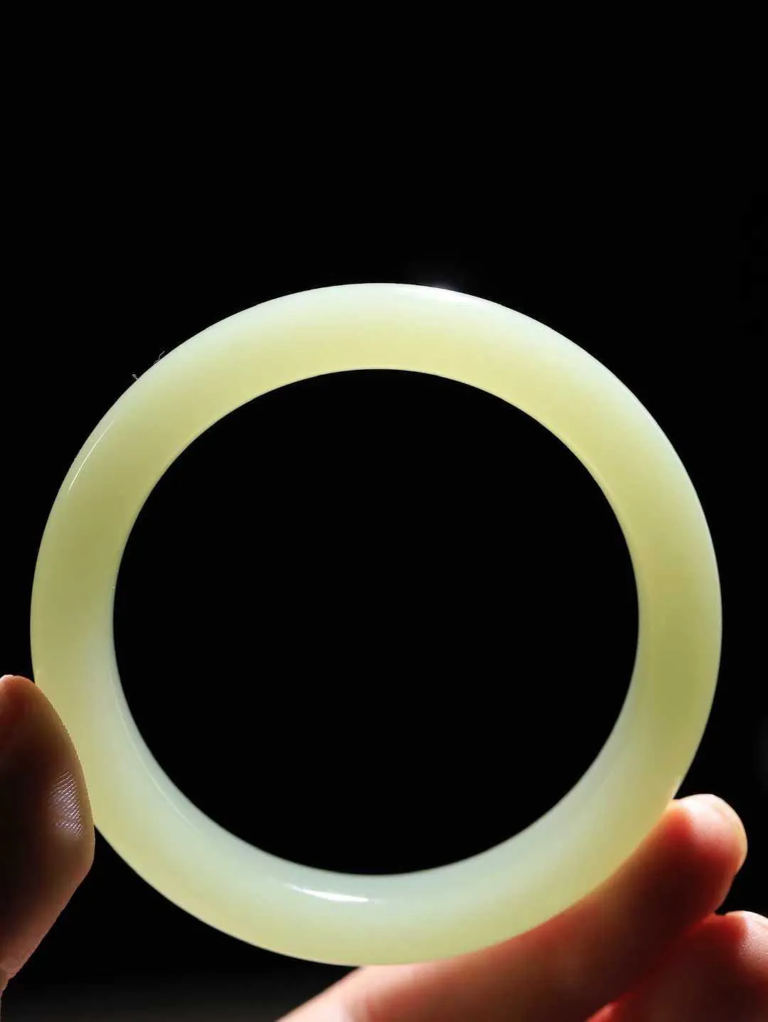 【玉佳人·手镯】

精品️和田玉晴水手镯 ，玉质细腻油润，做工细致精美，端庄素雅，亭亭玉立，芊芊素手。芊芊素手，怎能忘镯？秀美镯型，更显婀娜。内径55.5mm 尺寸8.8-11.7mm重50.5克691102380L