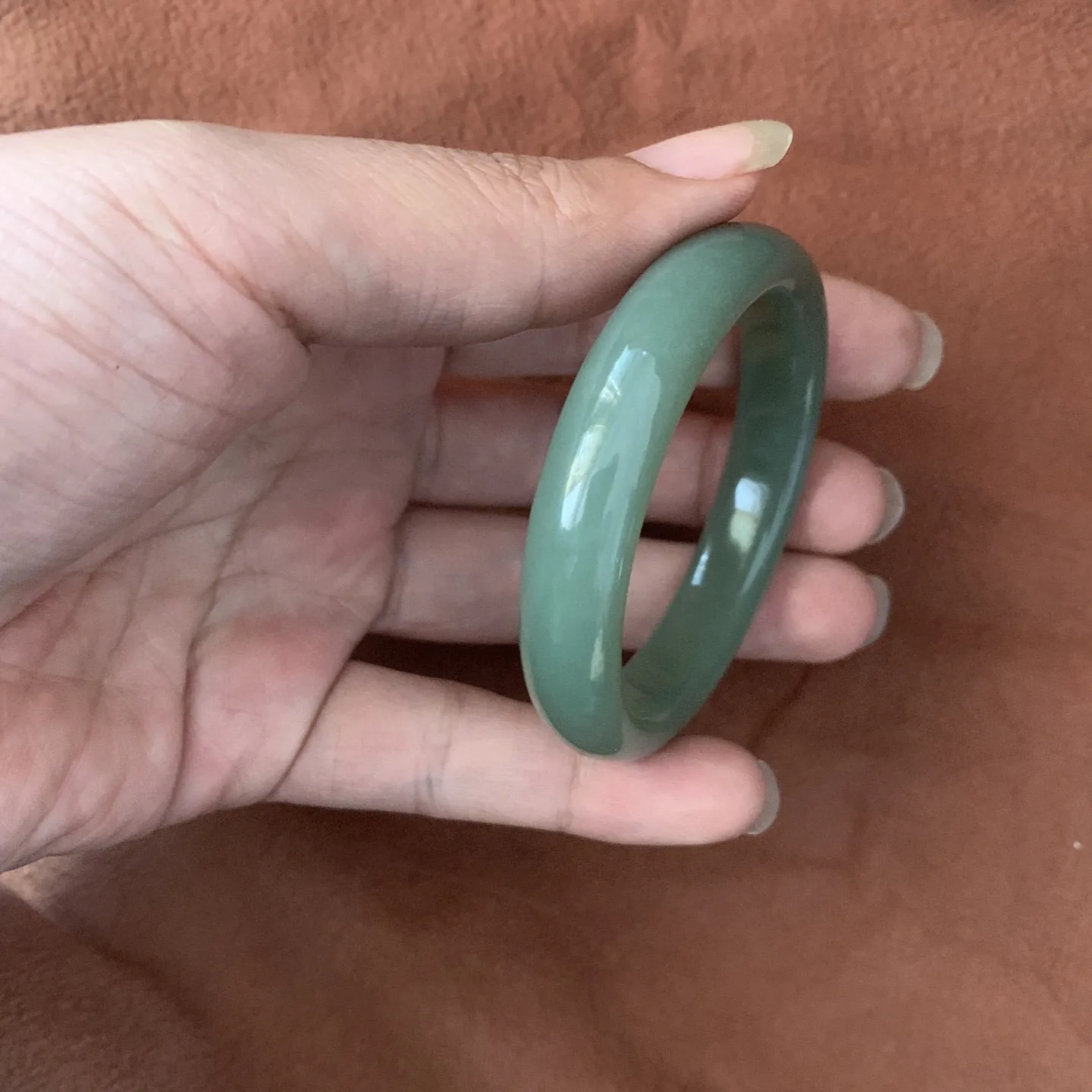 50.5圈口和田玉且末蓝手镯【挽间柔情】，和田玉50.5圈口且末蓝手镯，镯型古朴典雅。在诗情画意的雨