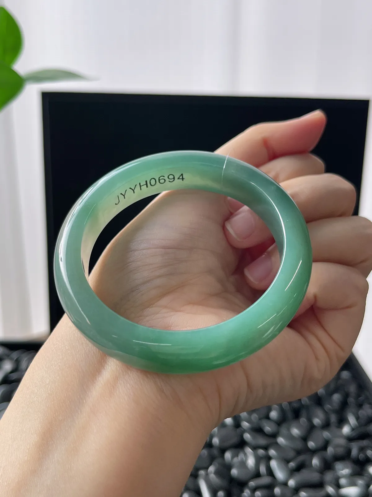 正圈54.7圈口，翡翠冰糯种绿色手镯