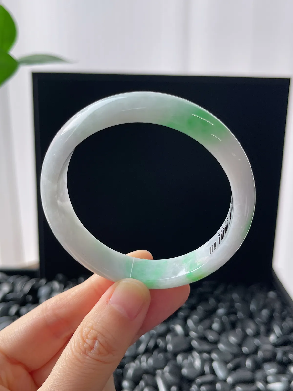 正圈54.4圈口，翡翠糯化种飘绿手镯