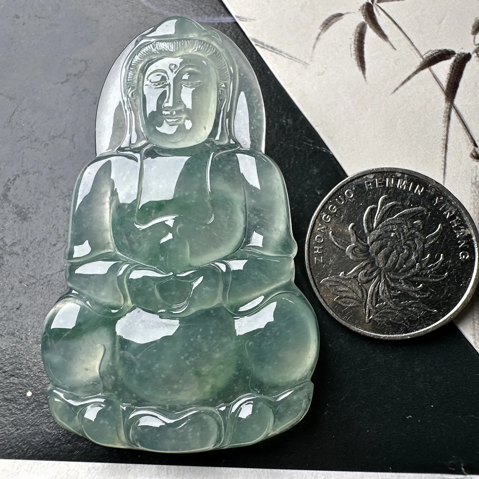 【冰种飘花正装观音】质地细腻，通透度上佳，冰感十足，适合佩戴