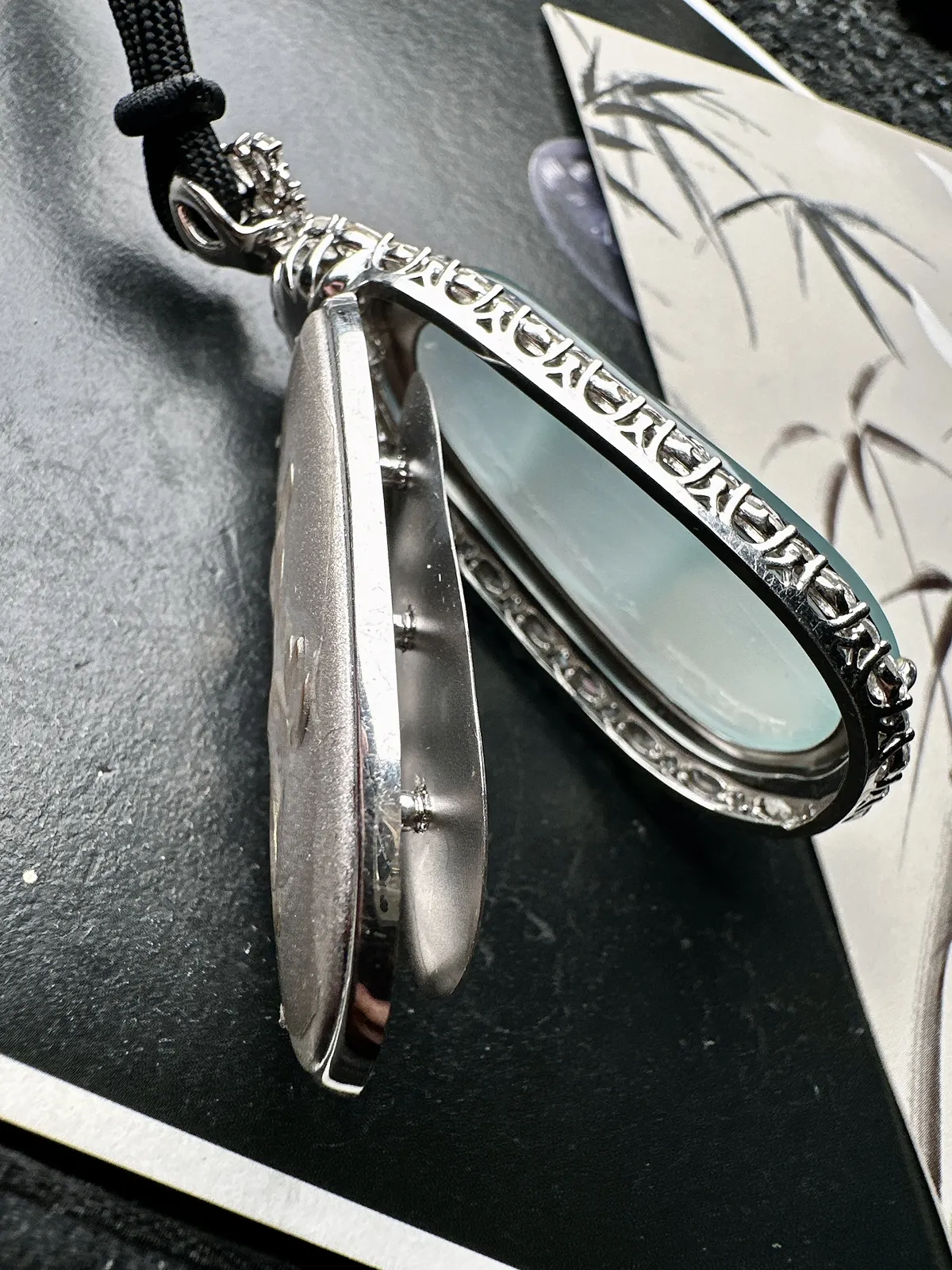 【冰种巨无霸福豆吊坠】天空蓝老料，起钢光，种地上乘，冰感十足，通透起光，饱满圆润，收藏品质，18k金钻镶嵌，裸石尺寸46.7*20.5*8毫米