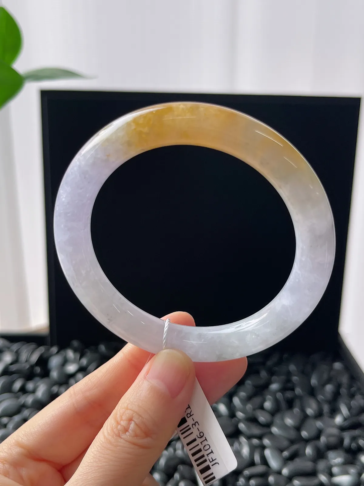 圆镯55.5圈口，翡翠糯化种黄色手镯