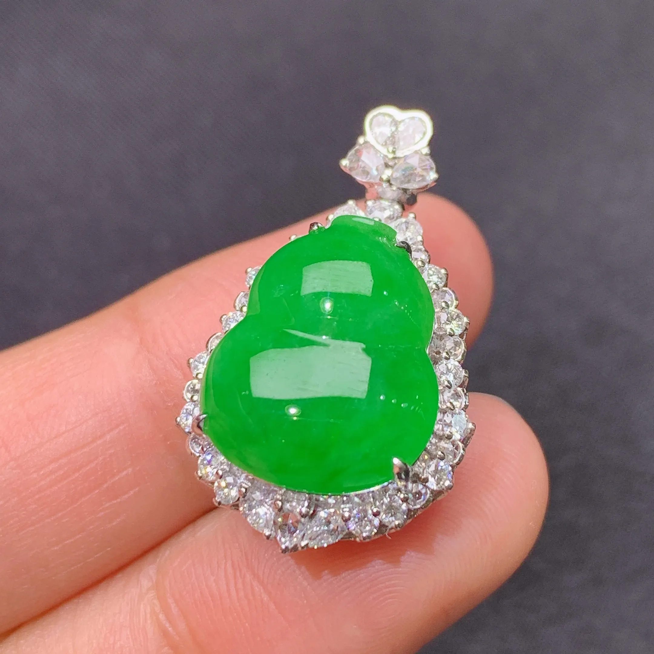 冰阳绿葫芦吊坠，18k金镶嵌，色泽鲜阳，冰润细腻，种水足，整体尺寸26.7*16.5*11.7