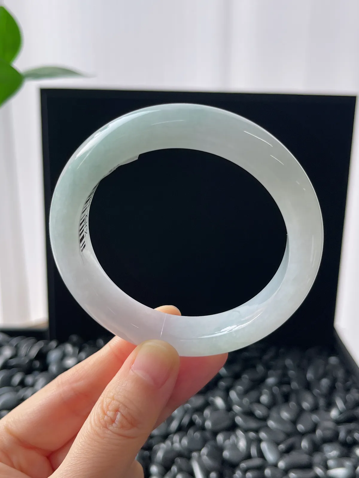 正圈55.8圈口，翡翠冰糯种淡绿色手镯