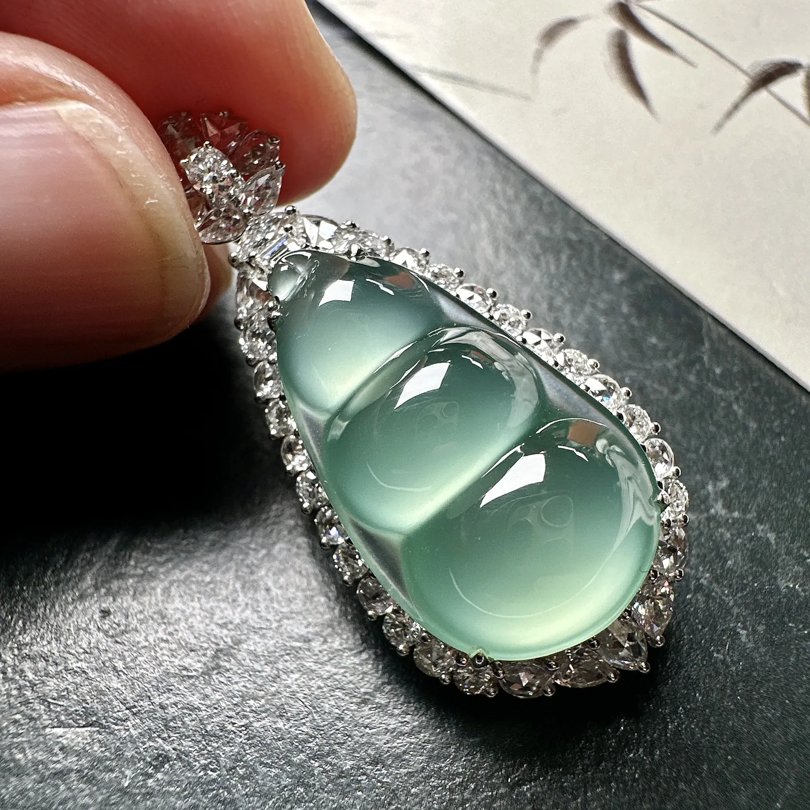 【玻璃种晴蓝福豆吊坠】起钢光，种地上乘，冰感十足，通透起光，饱满圆润，收藏品质，18k金钻镶嵌，裸石尺寸23.9*13.9*6.2毫米