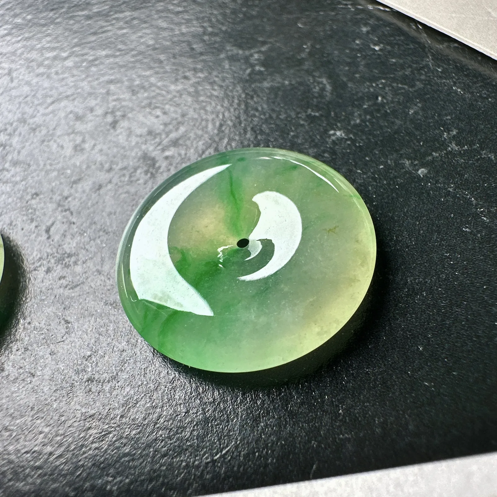 【冰种黄加绿平安扣一对】质地细腻，难得的冰润度，难得的好颜色，韵味十足，古色古香