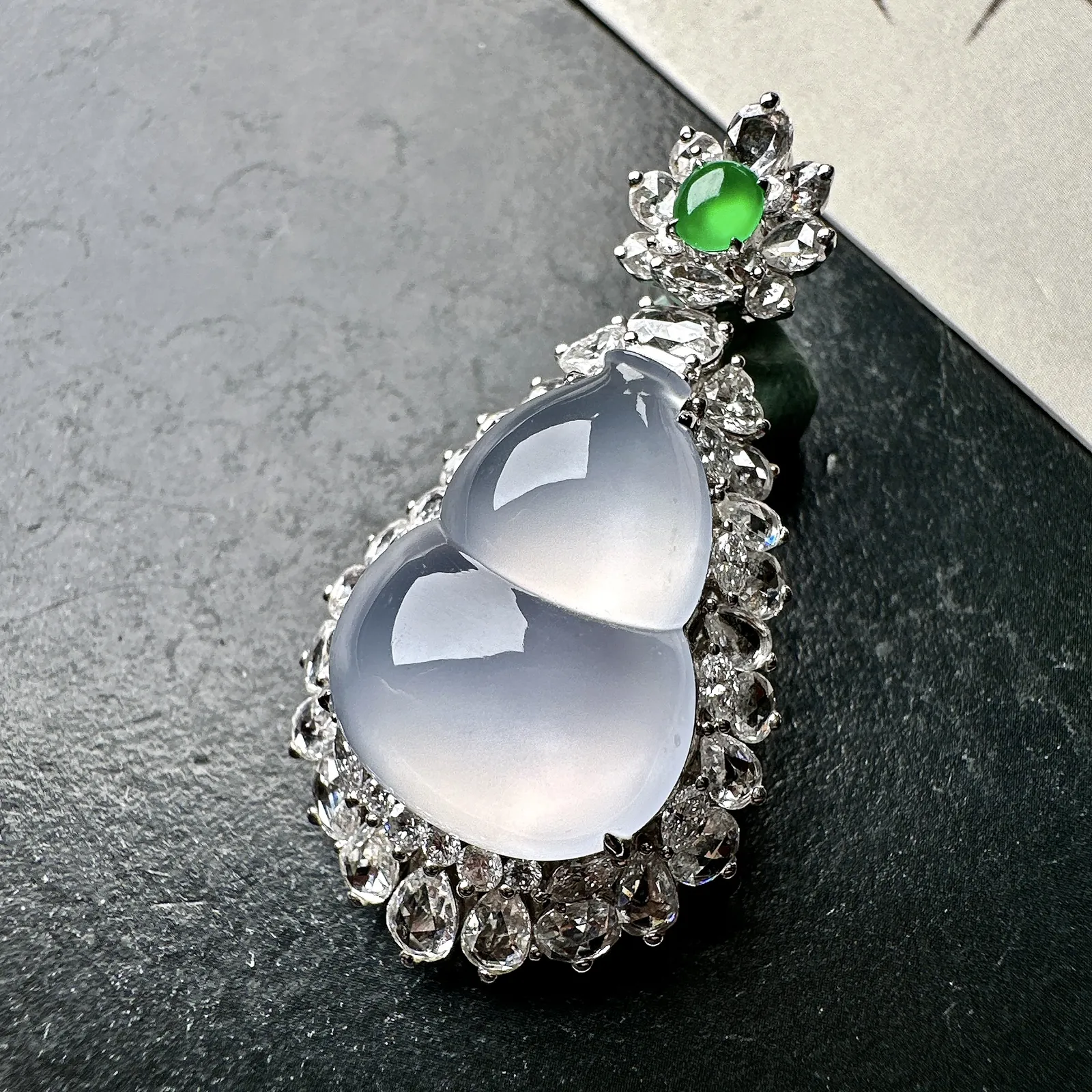 【冰种葫芦吊坠】质地细腻清爽，荧光感强烈，起刚光强烈，18K金钻镶嵌，裸石尺寸19.8*15.3*6.1毫米