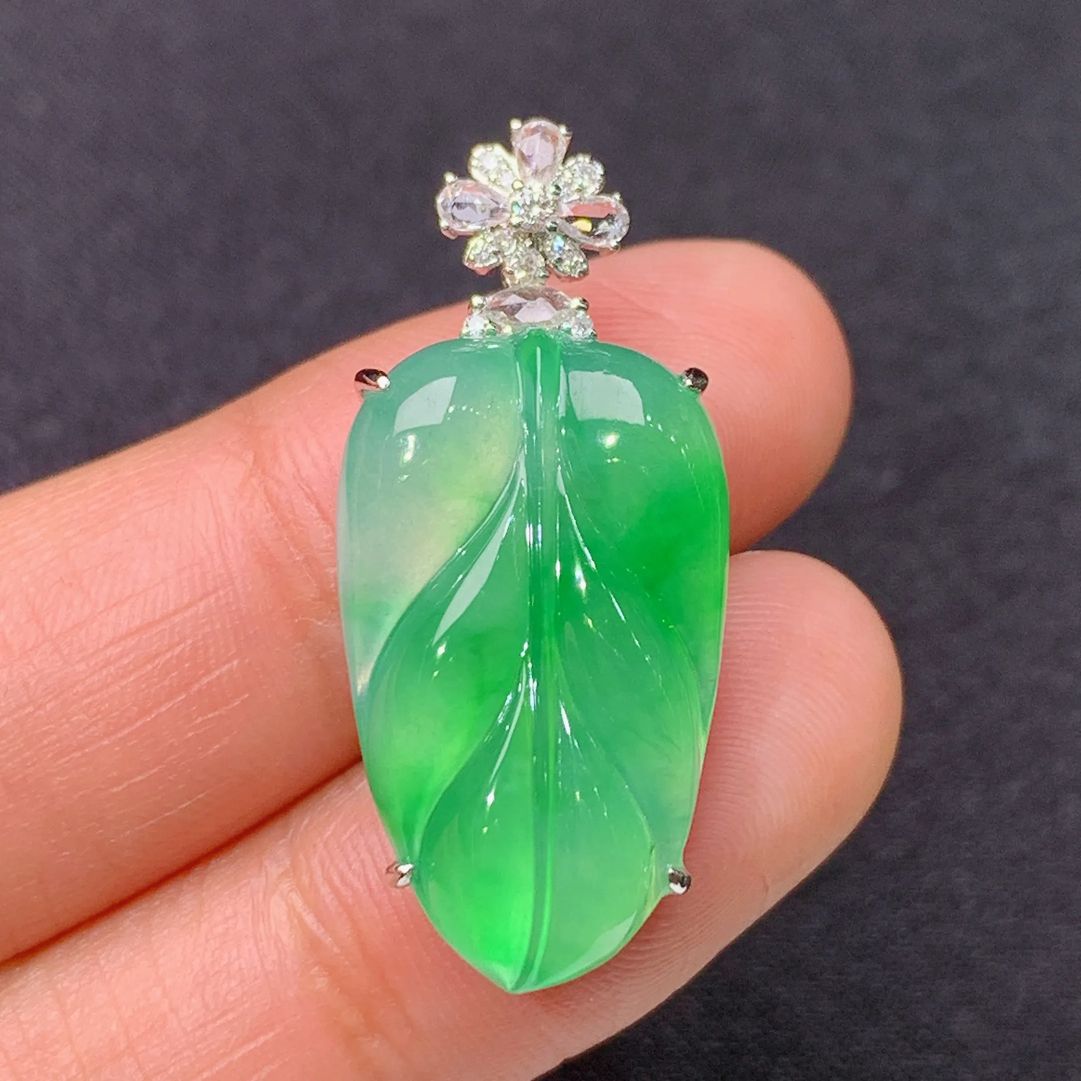 冰阳绿树叶吊坠，18k金镶嵌，冰润色阳，玉质细腻，种水足，整体尺寸30.6*13.7*6.9