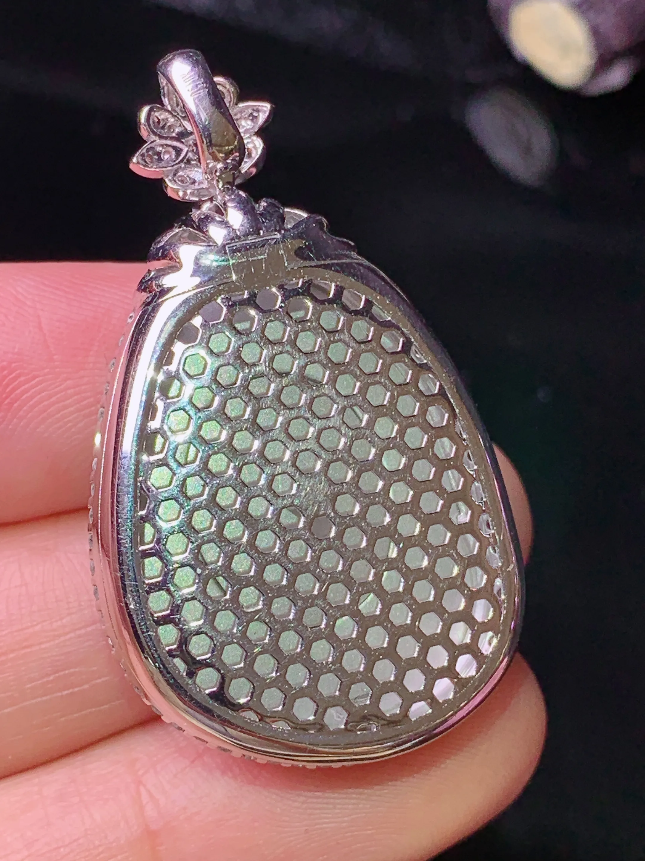 18k金钻镶嵌翠绿如意吊坠 玉质细腻 色泽清新艳丽 整体尺寸40*23.5*9.5