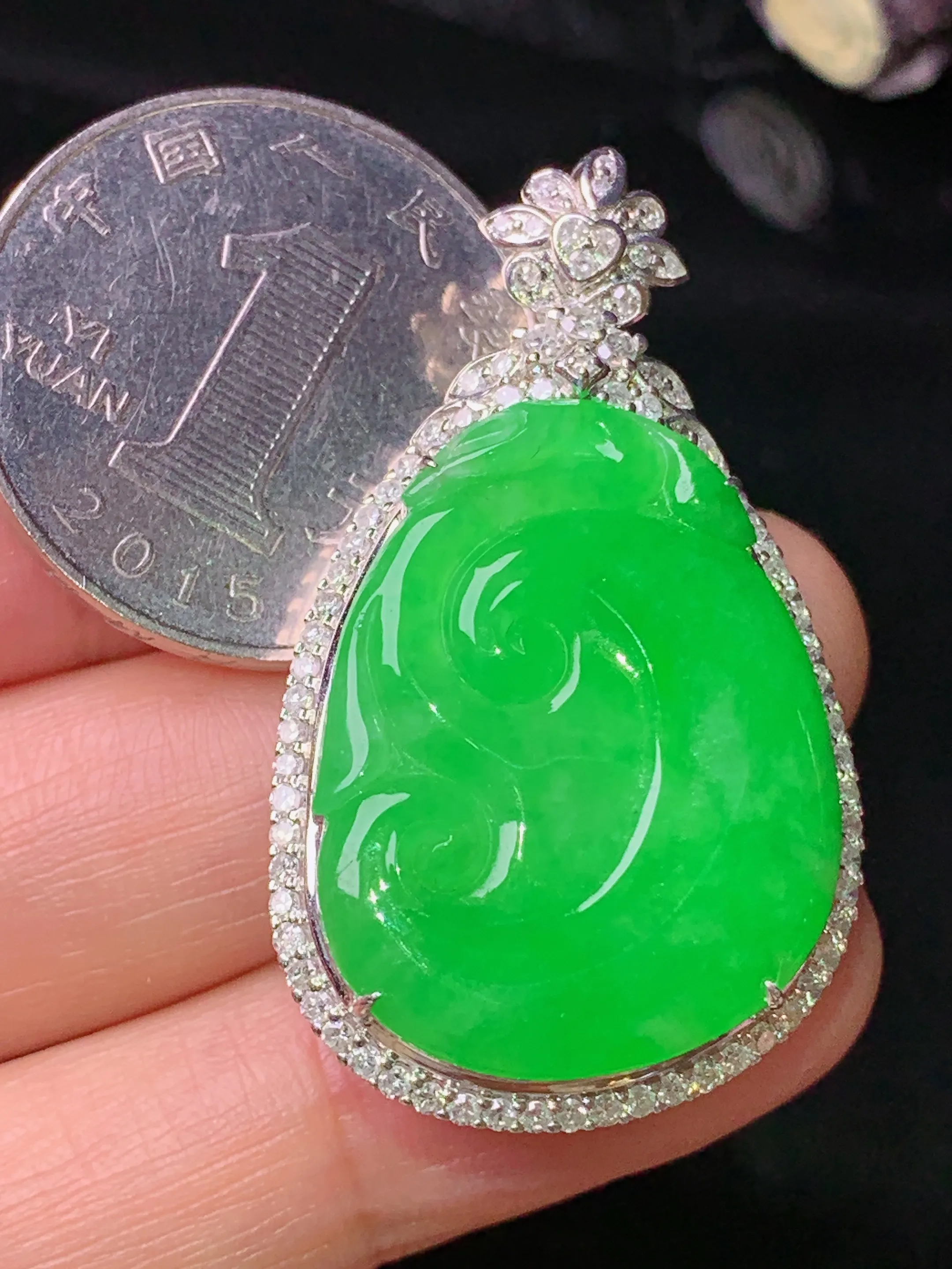 18k金钻镶嵌翠绿如意吊坠 玉质细腻 色泽清新艳丽 整体尺寸40*23.5*9.5