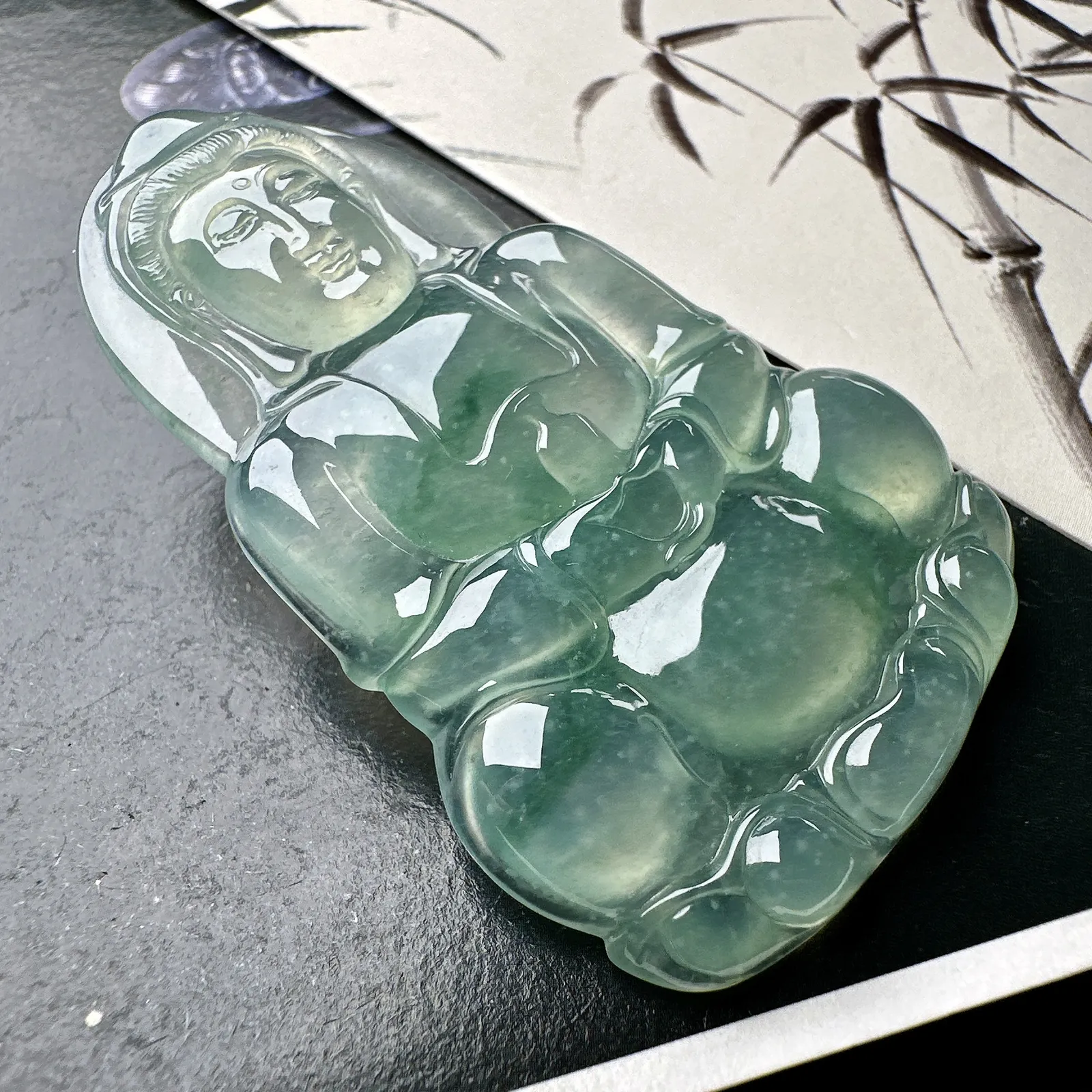 【冰种飘花正装观音】质地细腻，通透度上佳，冰感十足，适合佩戴