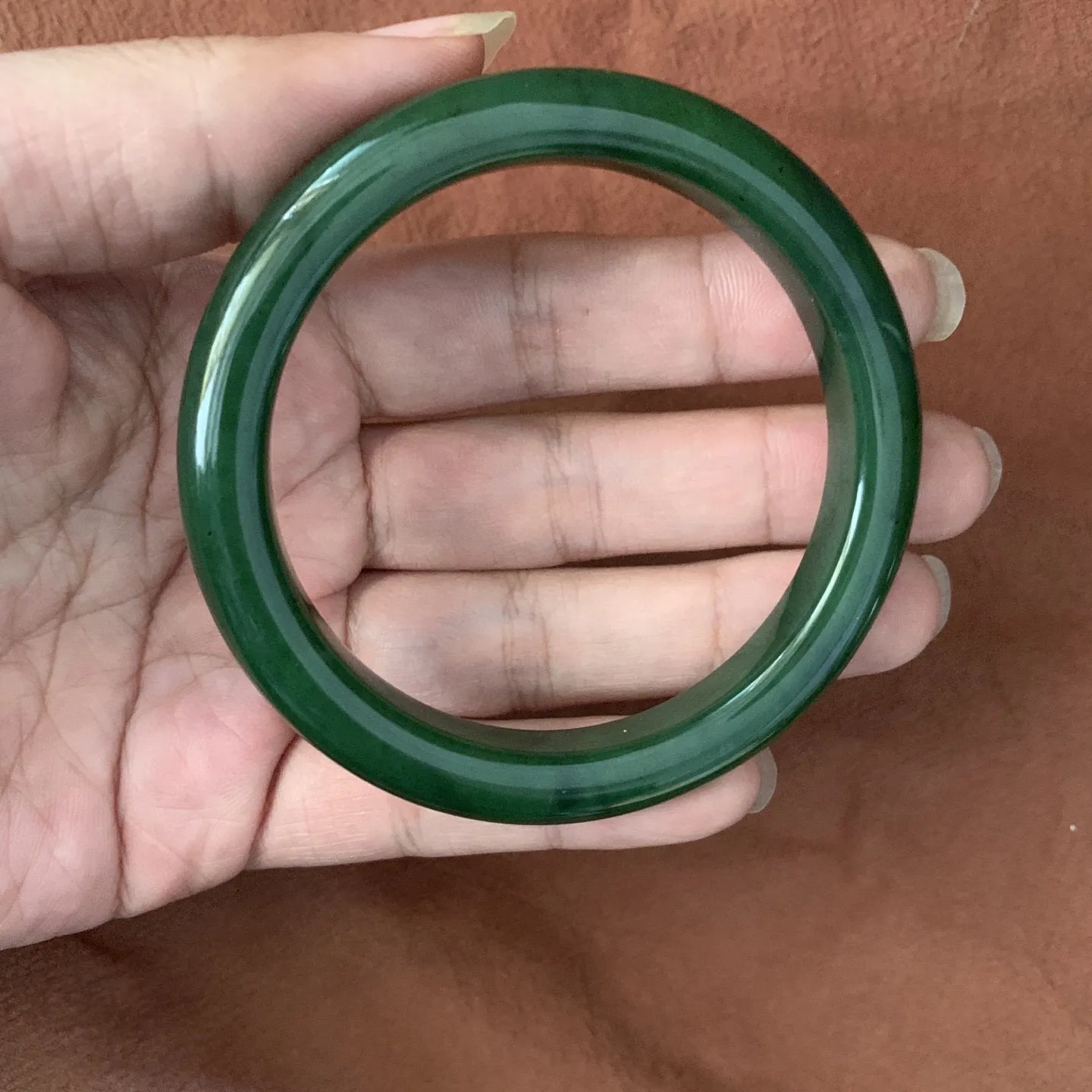 61圈口和田玉碧玉菠菜绿手镯【挽间柔情】，和田玉61圈口菠菜绿手镯，镯型古朴典雅。在诗情画意的雨巷相遇，你是我腕间的一抹风情，有你眸有深情.清风荡漾湖间静水，我愿俯身低眉，在烟波涟漪处寻