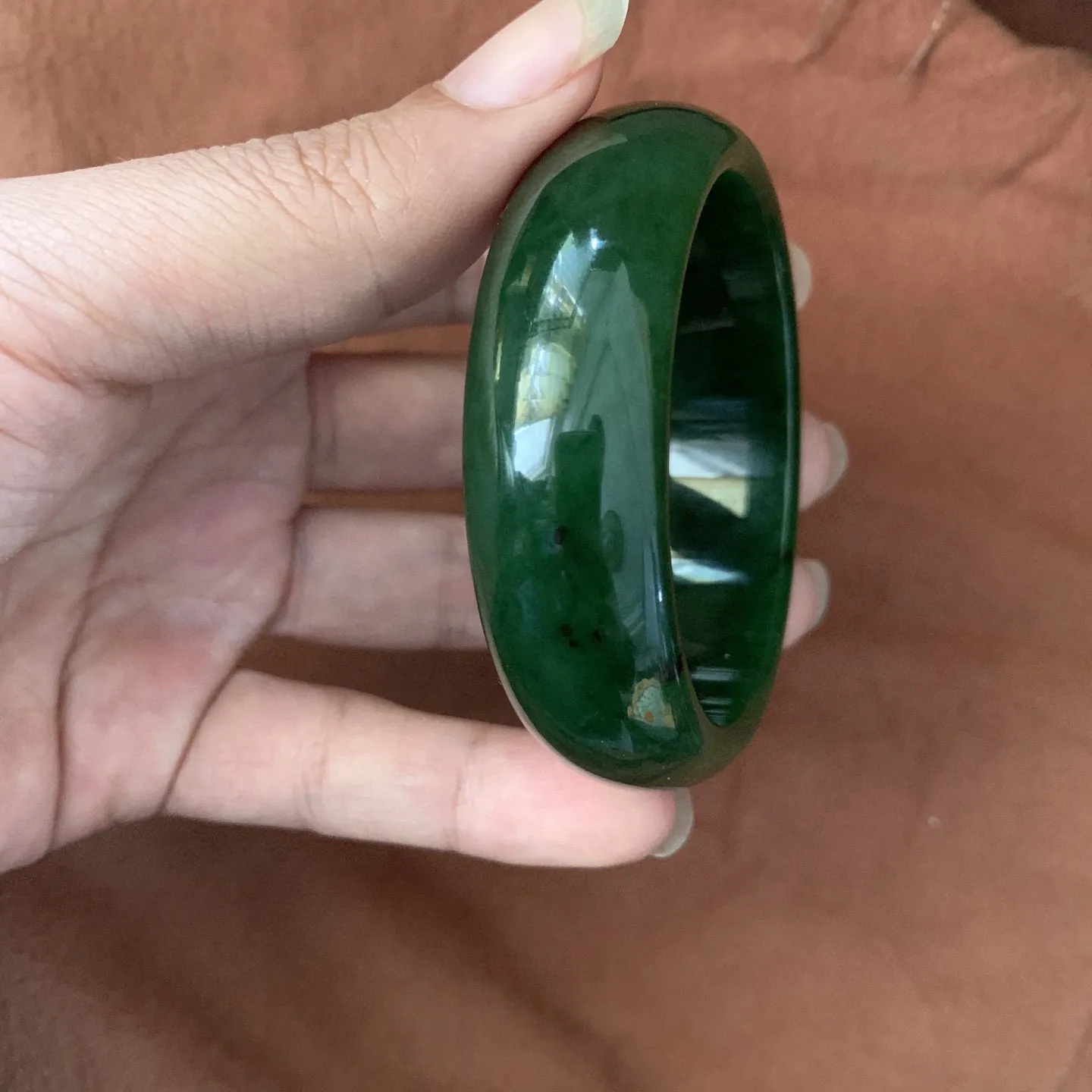 57圈口和田玉碧玉菠菜绿手镯【挽间柔情】，和田玉57圈口菠菜绿手镯，镯型古朴典雅。在诗情画意的雨巷相遇，你是我腕间的一抹风情，有你眸有深情.清风荡漾湖间静水，我愿俯身低眉，在烟波涟漪处寻