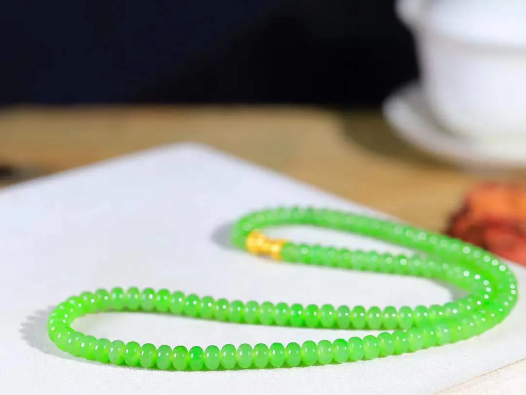 （算盘珠.项链）

收藏级臻品和田玉碧玉算盘珠项链，玉质细腻油润 饱满光滑 质朴无华，悠远简单，