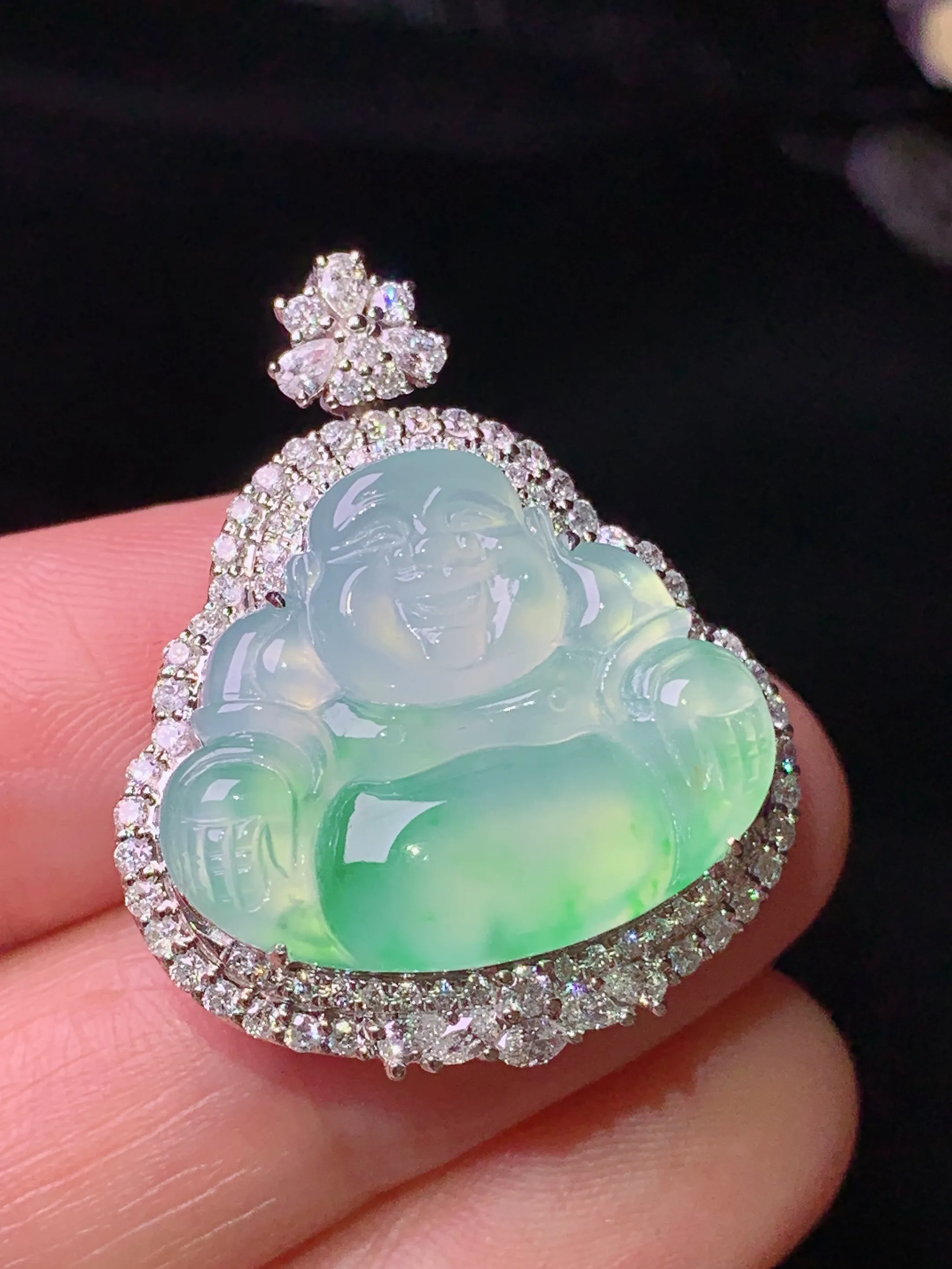 18k金钻镶嵌冰种飘绿佛公吊坠 玉质细腻 色泽清新艳丽 整体尺寸30*24.5*10