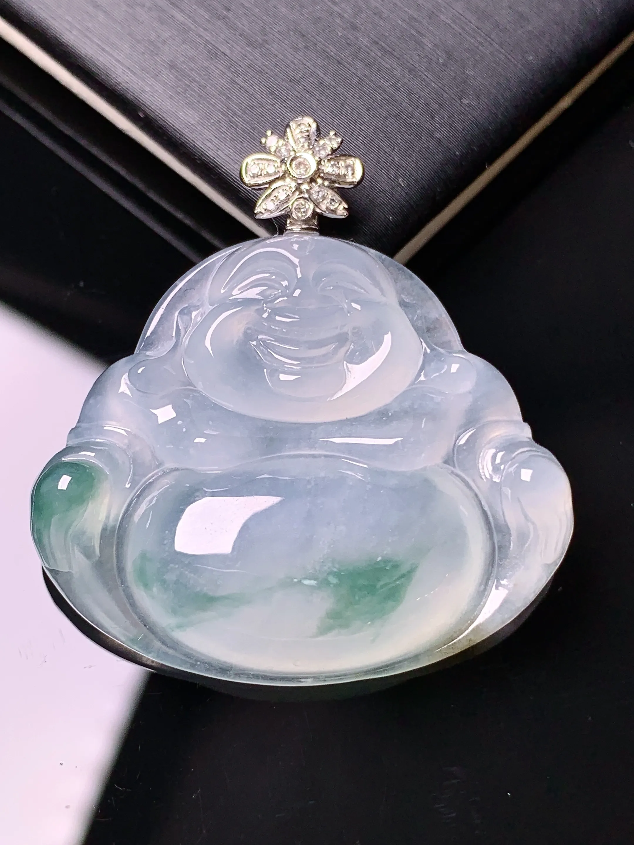 18k金钻镶嵌冰种飘绿佛公吊坠 玉质细腻 色泽清新艳丽 整体尺寸35*32.5*6.2