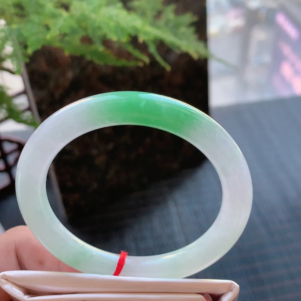 圆条冰糯阳绿 无瑕 尺寸:53.5/8.7 色好🥰🥰