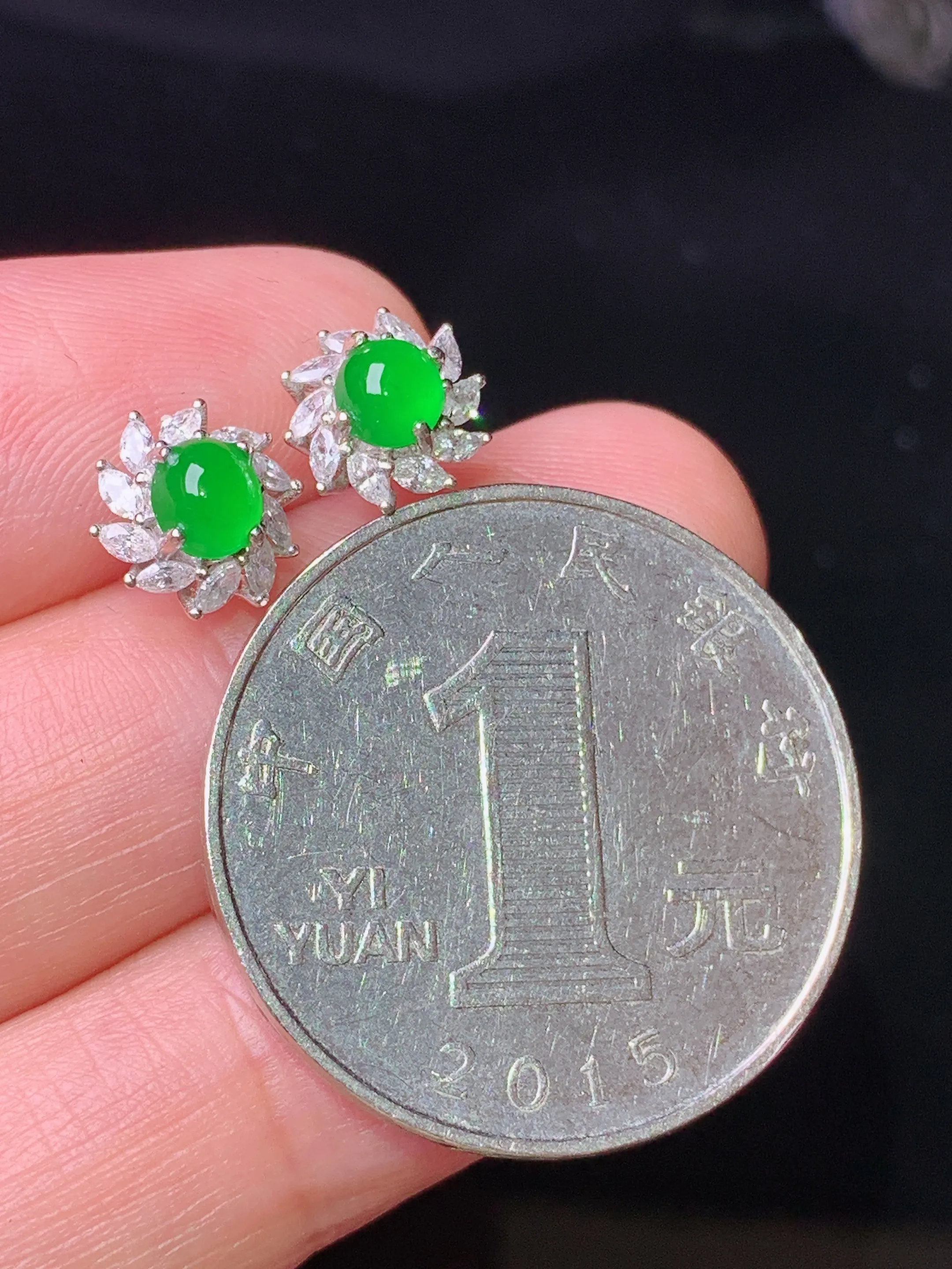18k金钻镶嵌满绿蛋面耳钉 玉质细腻 色泽清新艳丽 整体尺寸8*5.6