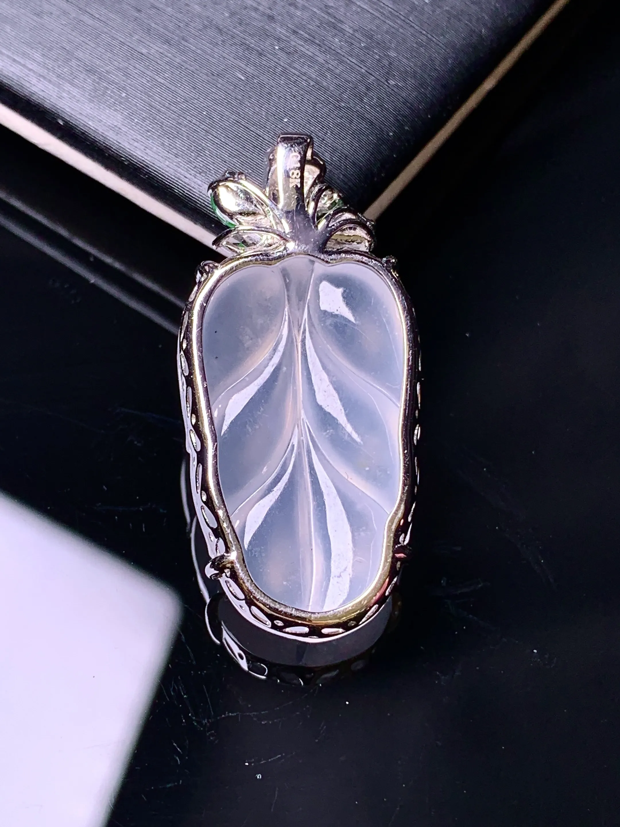 18k金钻镶嵌冰种树叶吊坠 玉质细腻 色泽清新艳丽 整体尺寸30.5*14.5*6.5