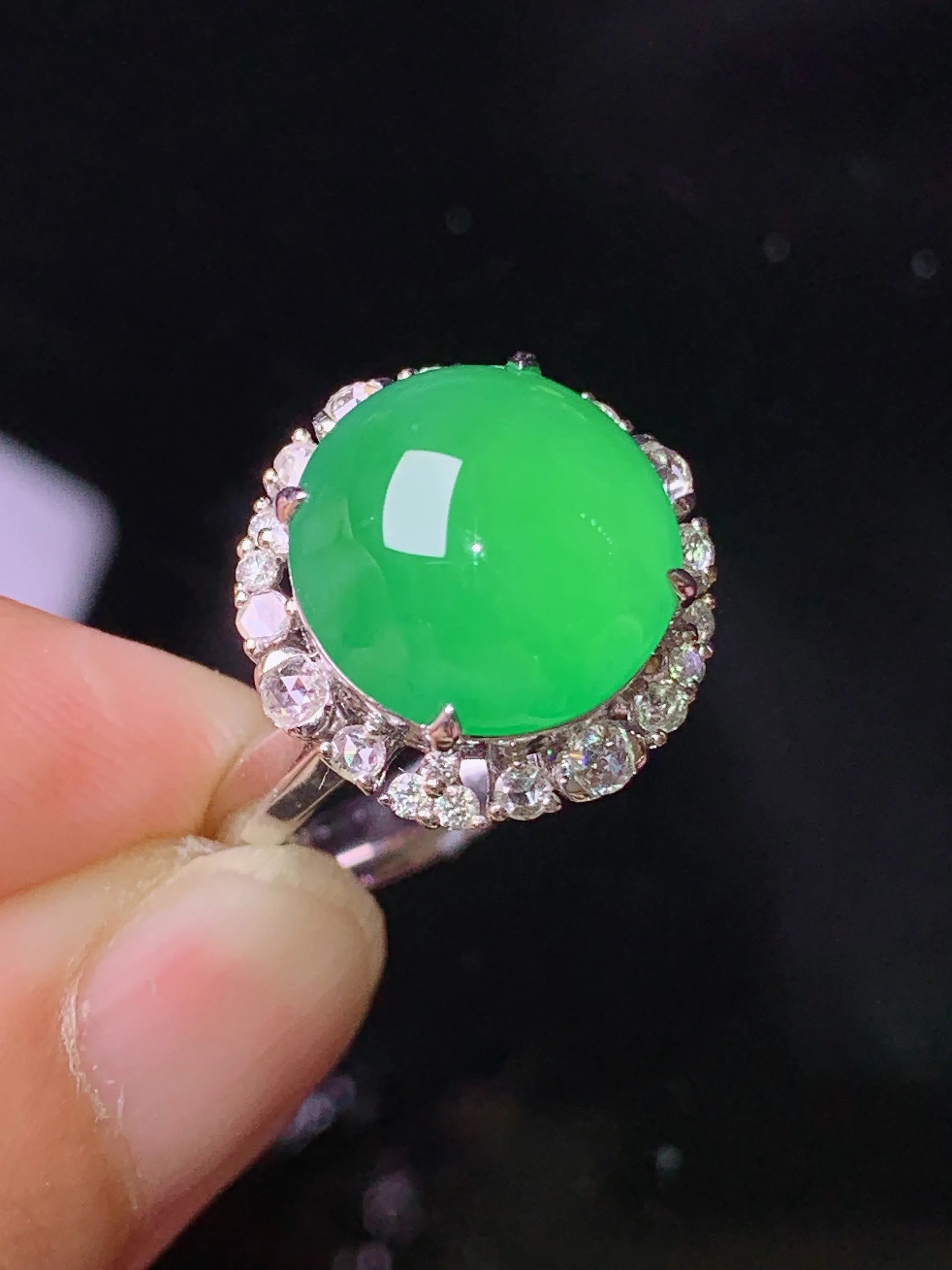 18k金钻镶嵌满绿蛋面戒指 玉质细腻 色泽清新艳丽 圈口13.5 整体尺寸14.8*12