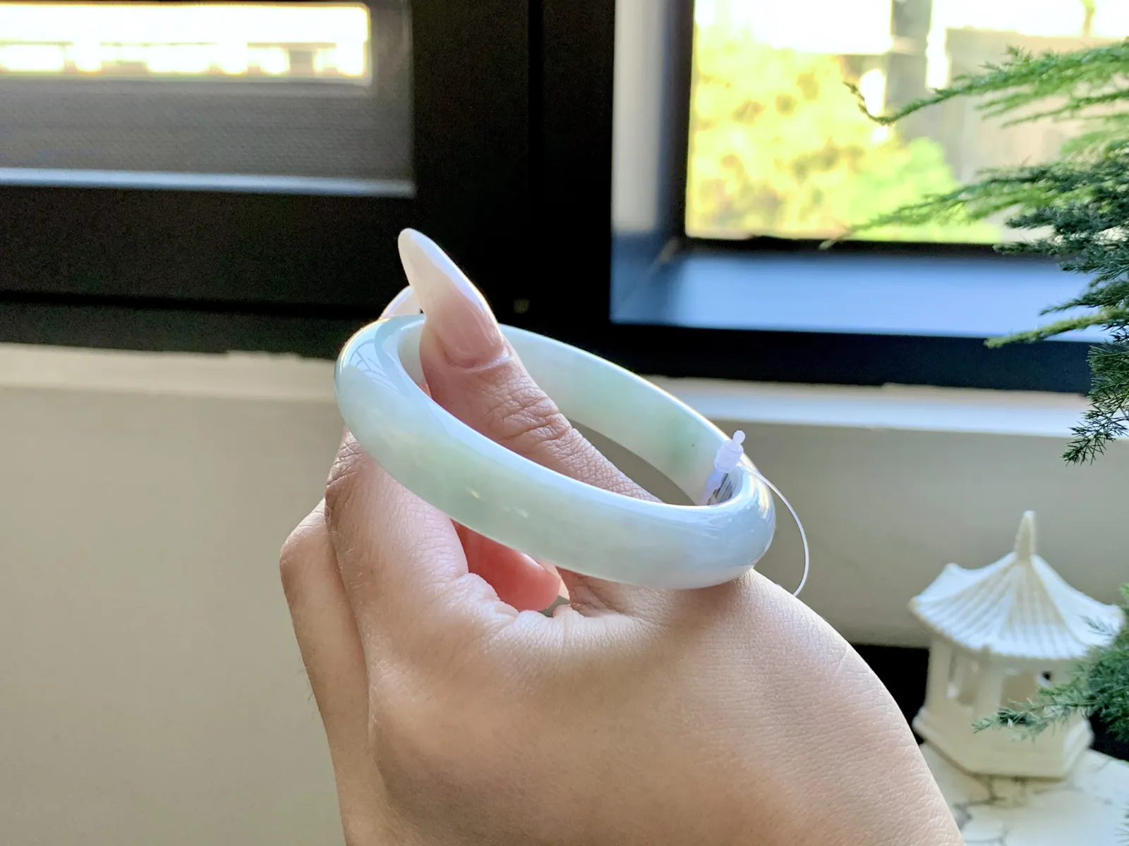 ⭕️55-11.5-8
晴底如澄澈晴空般晴底如澄澈晴空般清新，淡绿色似新叶初萌，悠悠飘于镯间，腕上萦绕诗意清韵