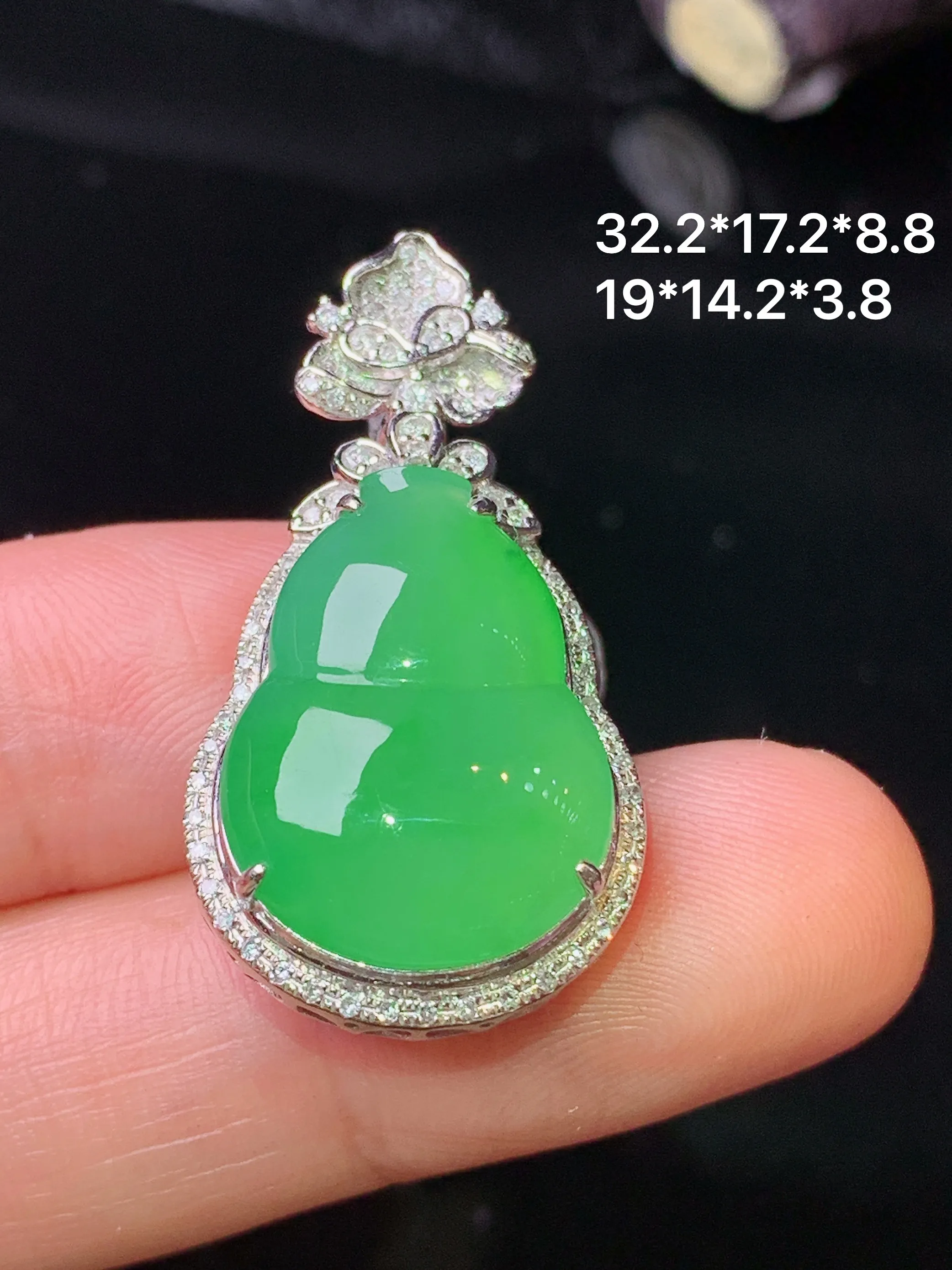 18k金钻镶嵌翠绿葫芦吊坠 玉质细腻 色泽清新艳丽 整体尺寸32.2*17.2*8.8