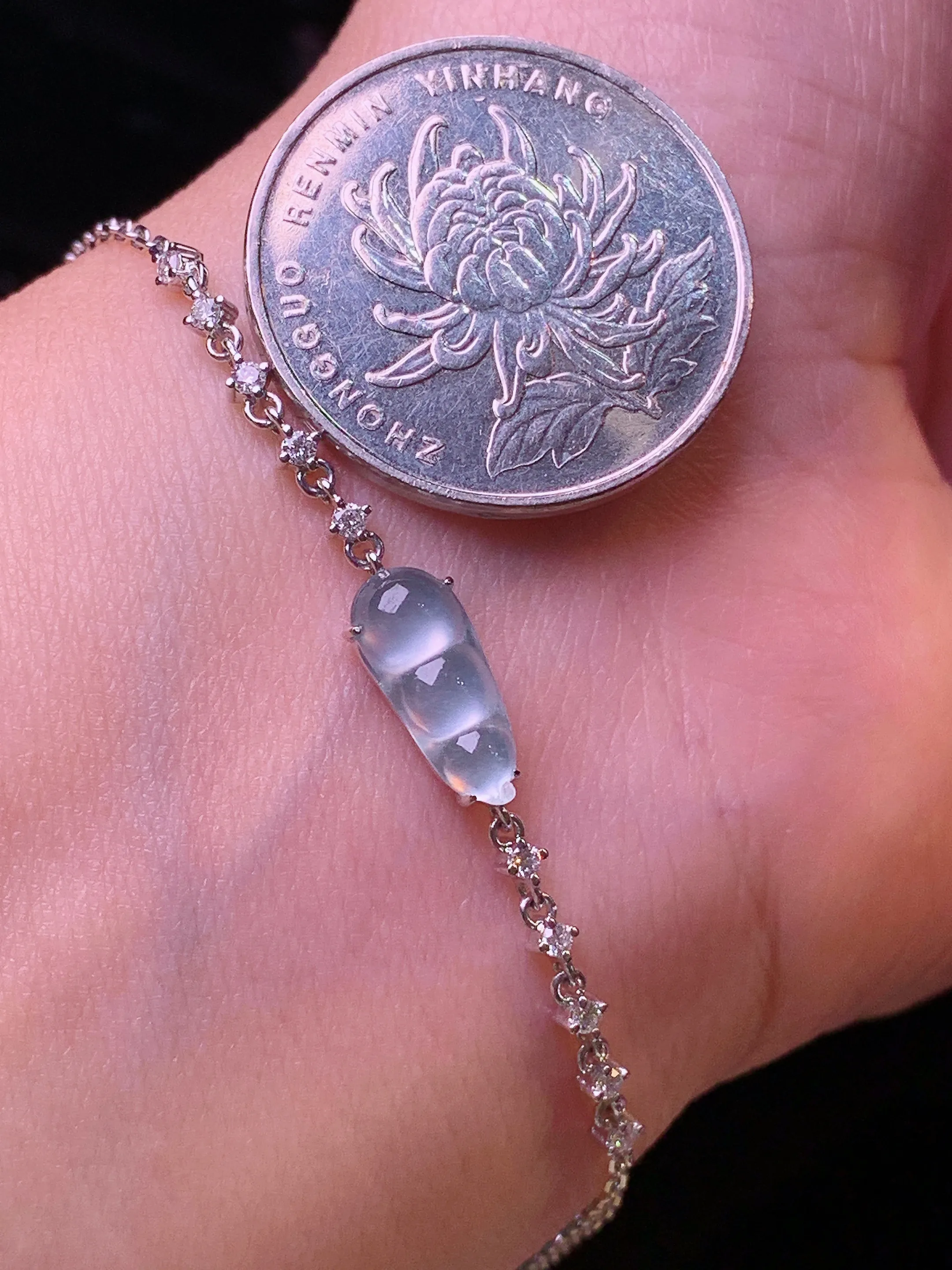 18k金钻镶嵌冰种四季豆手链 玉质细腻 色泽清新艳丽 裸石尺寸12*5.5*3