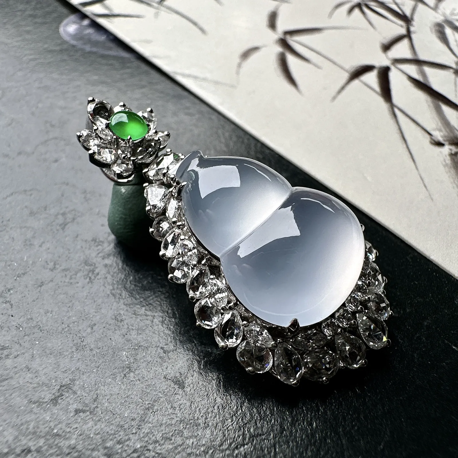 【冰种葫芦吊坠】质地细腻清爽，荧光感强烈，起刚光强烈，18K金钻镶嵌，裸石尺寸19.8*15.3*6.1毫米