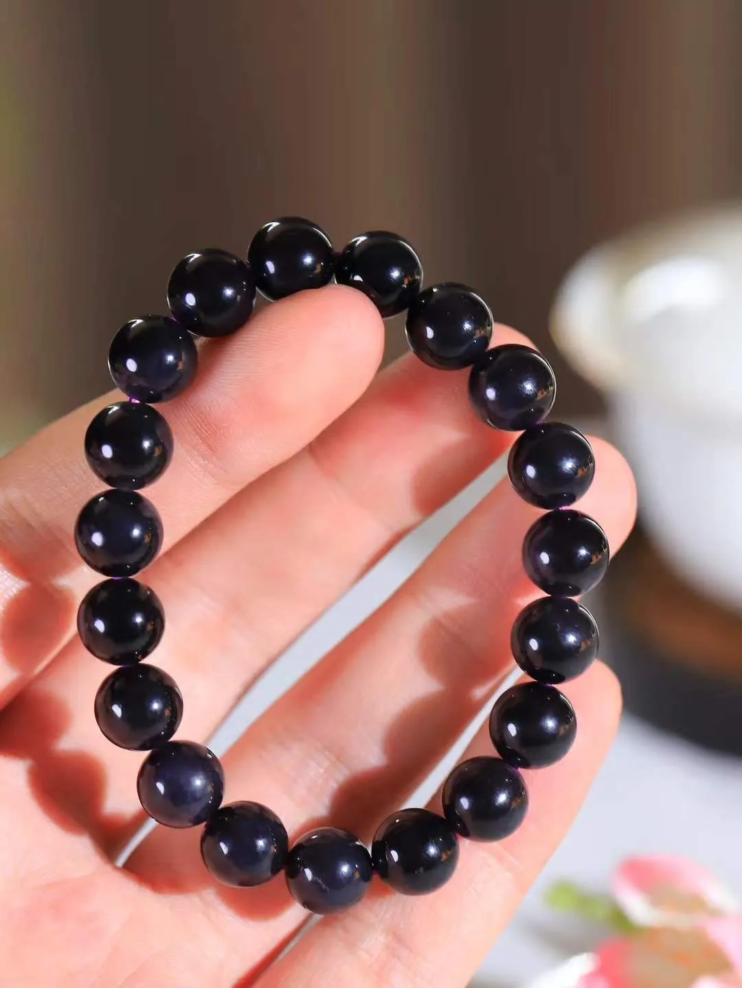 【珠圆玉润.手串】

精品和田玉帝王紫珠圆玉润手串 玉质温润细腻  整串打磨圆润，佩戴舒适。珠珠落玉盘，间关莺语花底滑，一生美好时光，无论身在何处，都有它相伴相守。事事顺遂，幸福美满，吉祥如意。重29克 尺寸取一10mm FDT-161103013