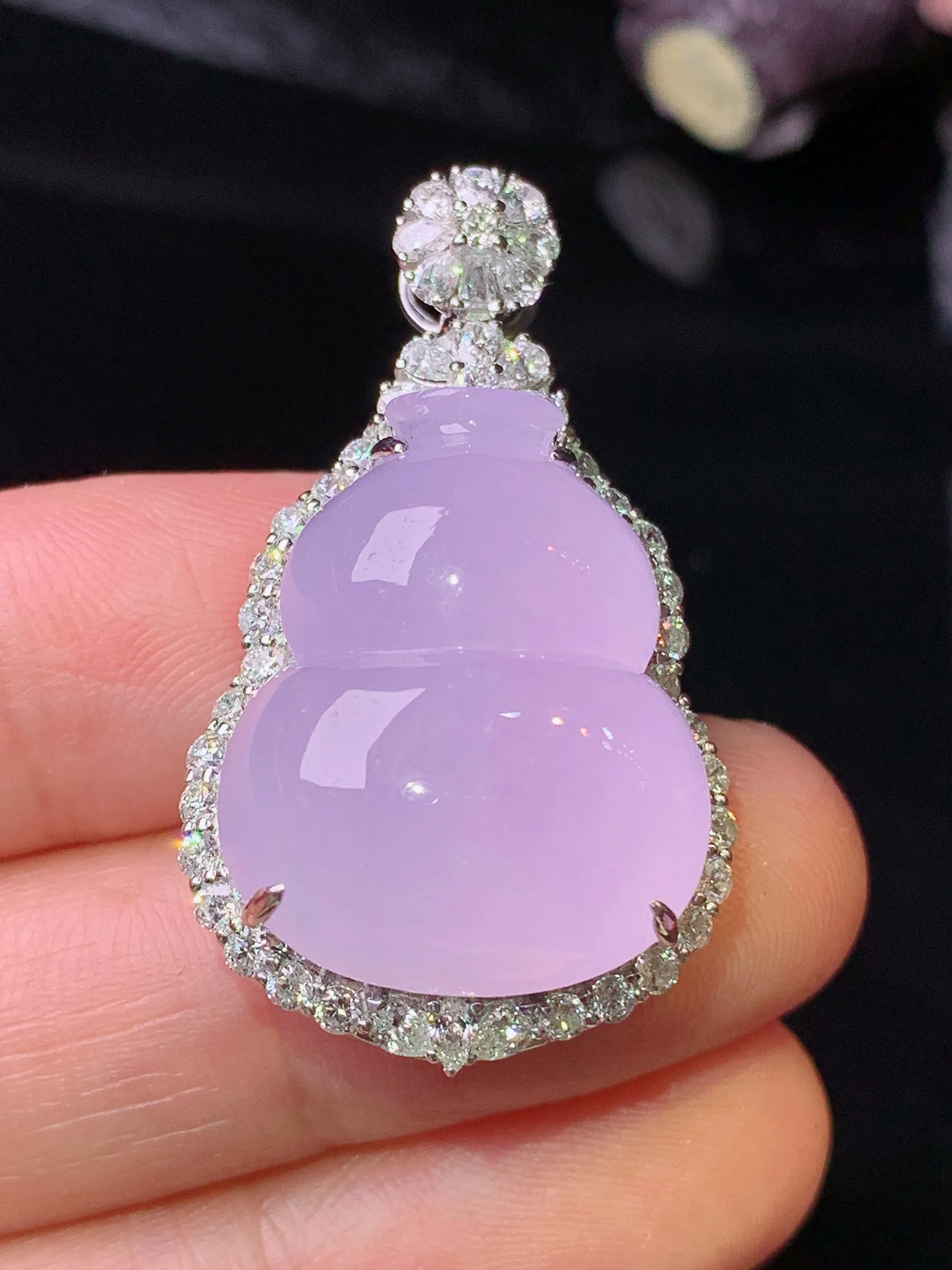 18k金钻镶嵌冰淡粉葫芦吊坠 玉质细腻 色泽清新艳丽 整体尺寸35.7*20.7*14