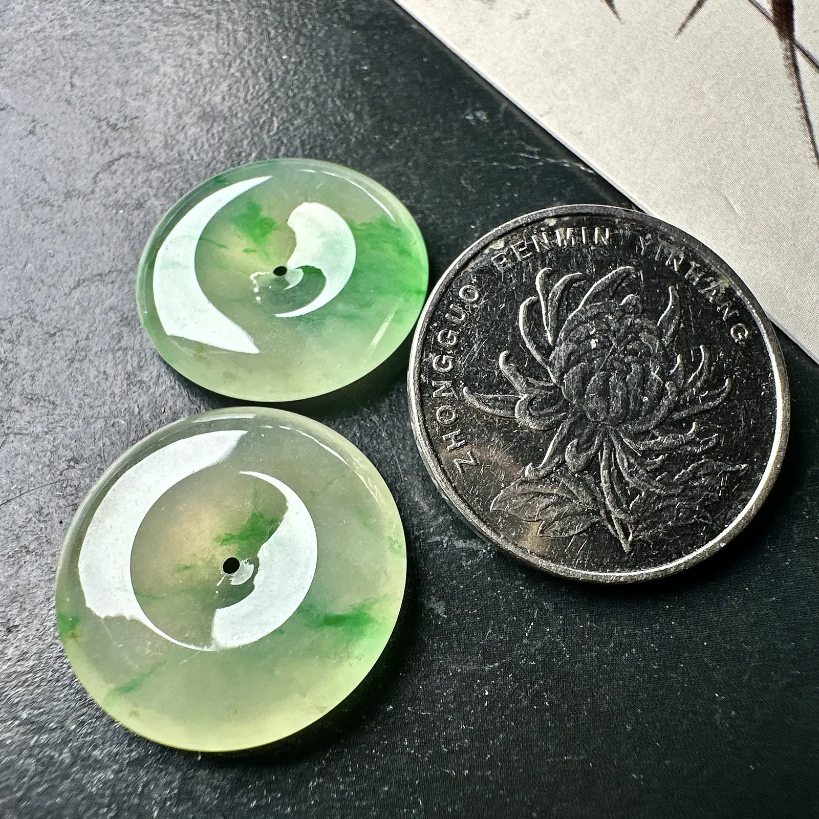 【冰种黄加绿平安扣一对】质地细腻，难得的冰润度，难得的好颜色，韵味十足，古色古香
