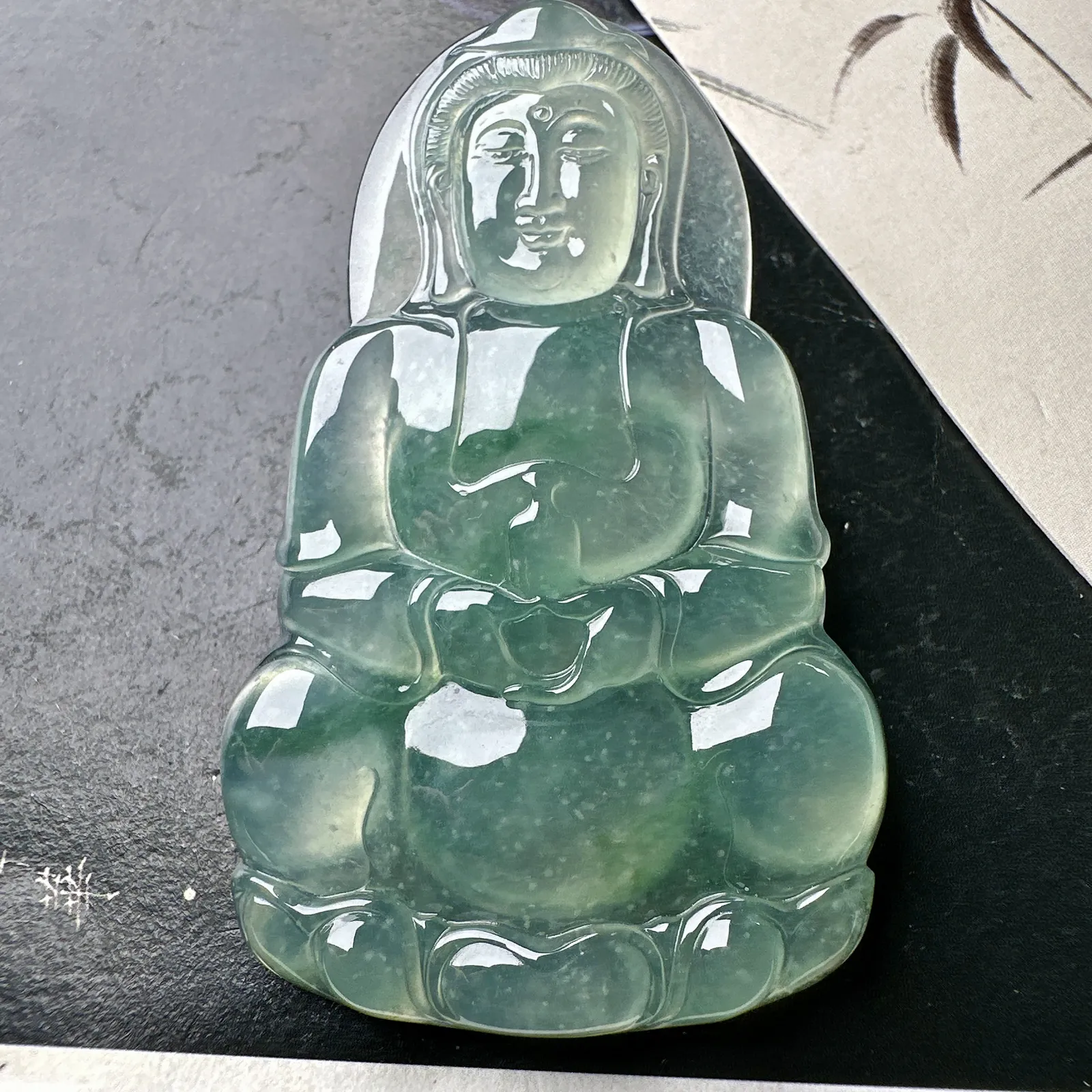 【冰种飘花正装观音】质地细腻，通透度上佳，冰感十足，适合佩戴