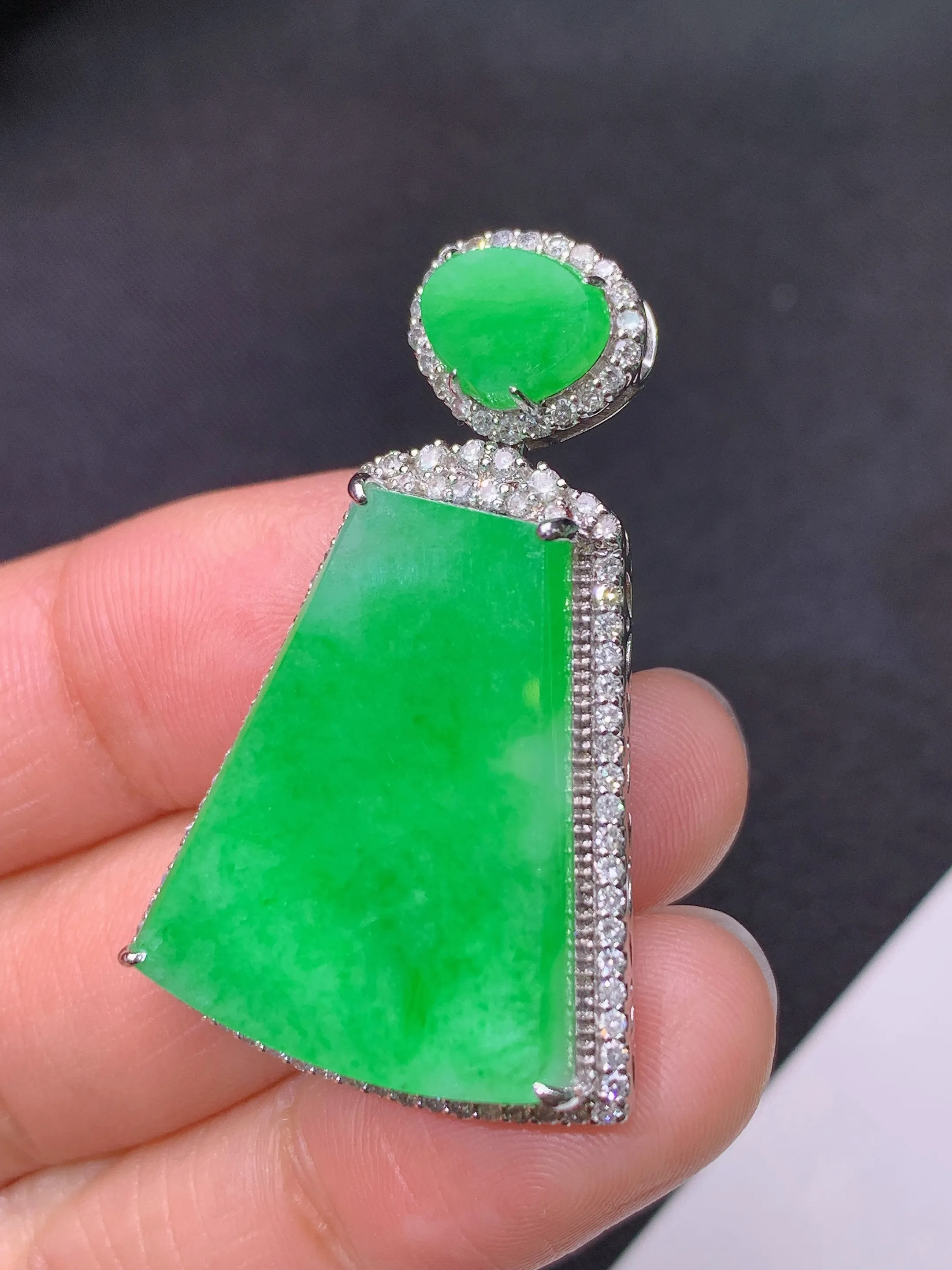 冰阳绿无事牌吊坠，18k金镶嵌，冰润色阳，种老水足，整体尺寸38.4*24.2*8.1