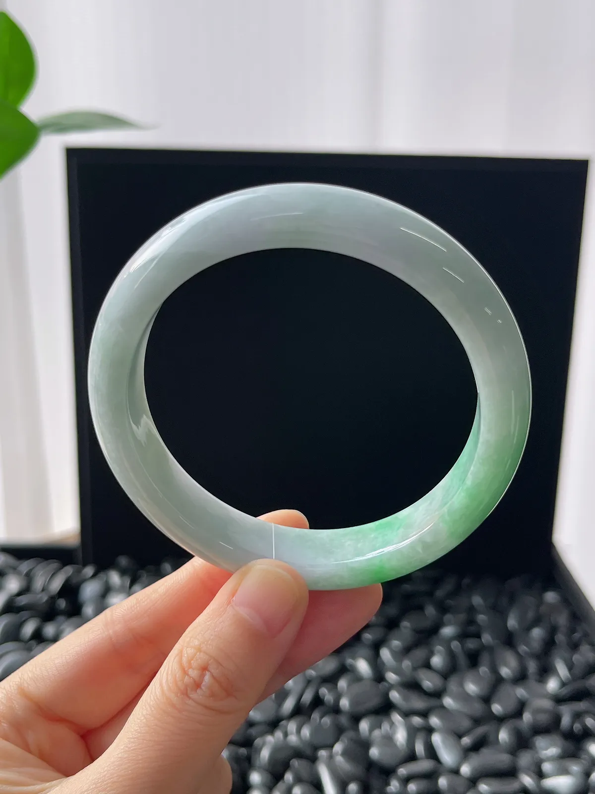 正圈59.7圈口，翡翠糯化种飘绿手镯