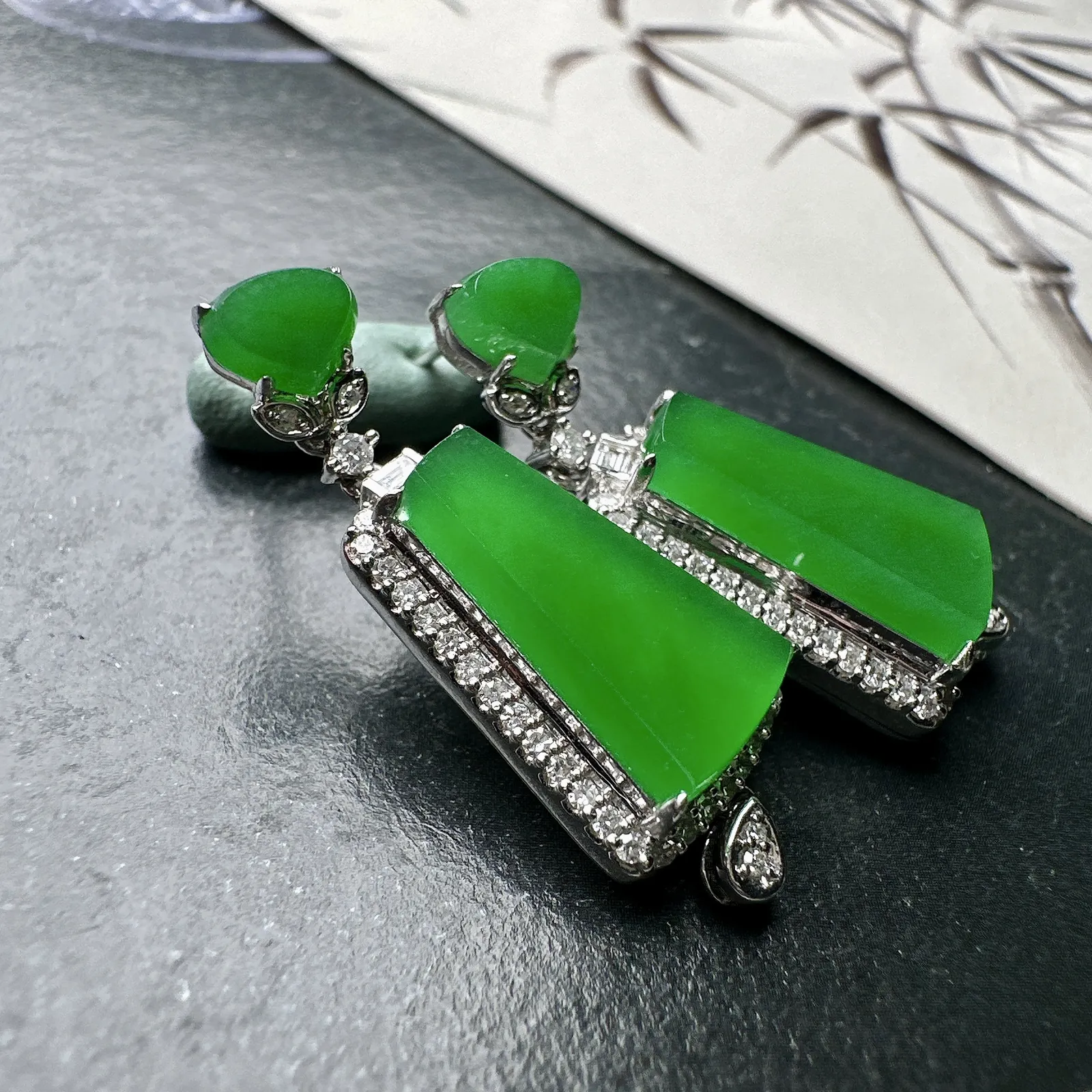 【冰种满绿无事牌耳坠】种水上乘，通透闪亮，晶莹剔透。18K金钻镶嵌，裸石尺寸14.3*8.4*2.8毫米
