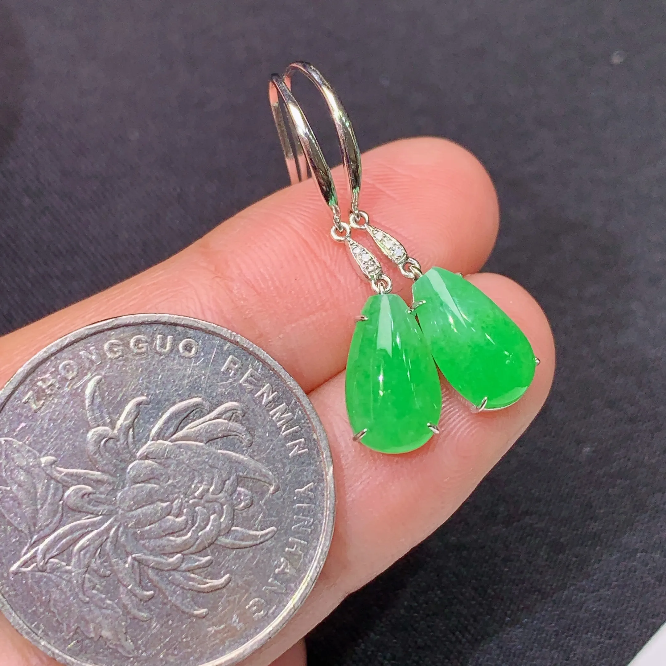 冰阳绿水滴耳坠，18k金镶嵌，简约时尚，冰润色阳，种水足，裸石尺寸10.5*6.3*3.2