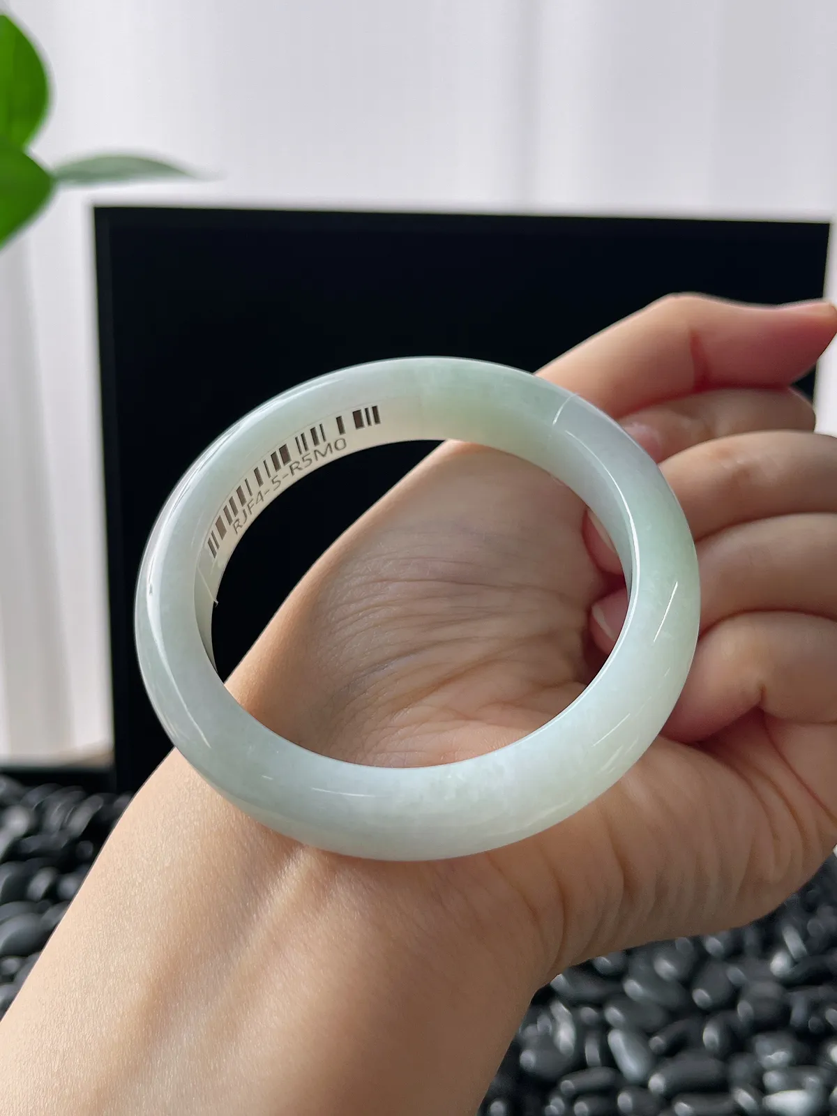 正圈51.7圈口，翡翠糯化种淡绿色手镯