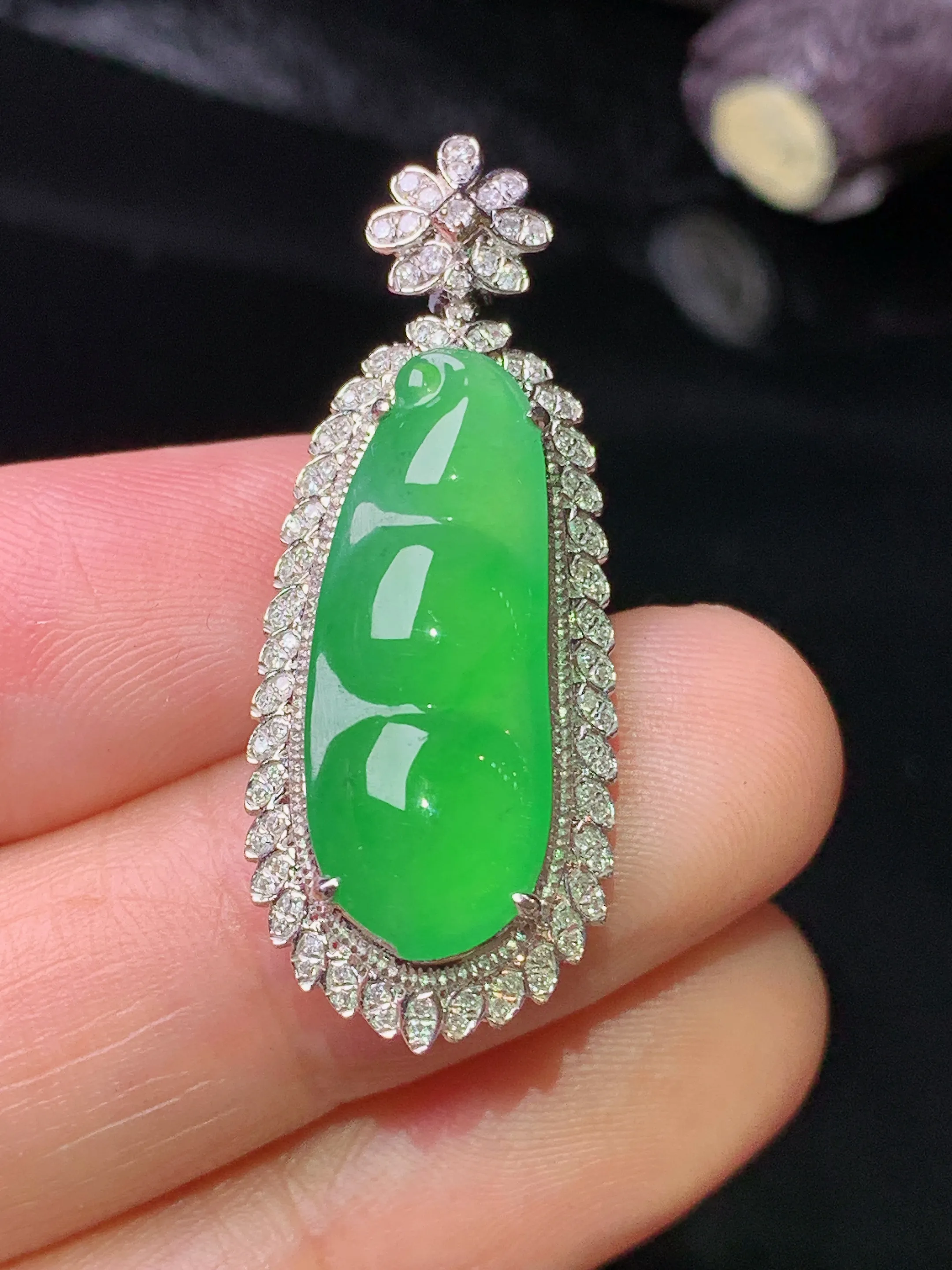 18k金钻镶嵌翠绿四季豆吊坠 玉质细腻 色泽清新艳丽 整体尺寸34.5*13.5*8.2