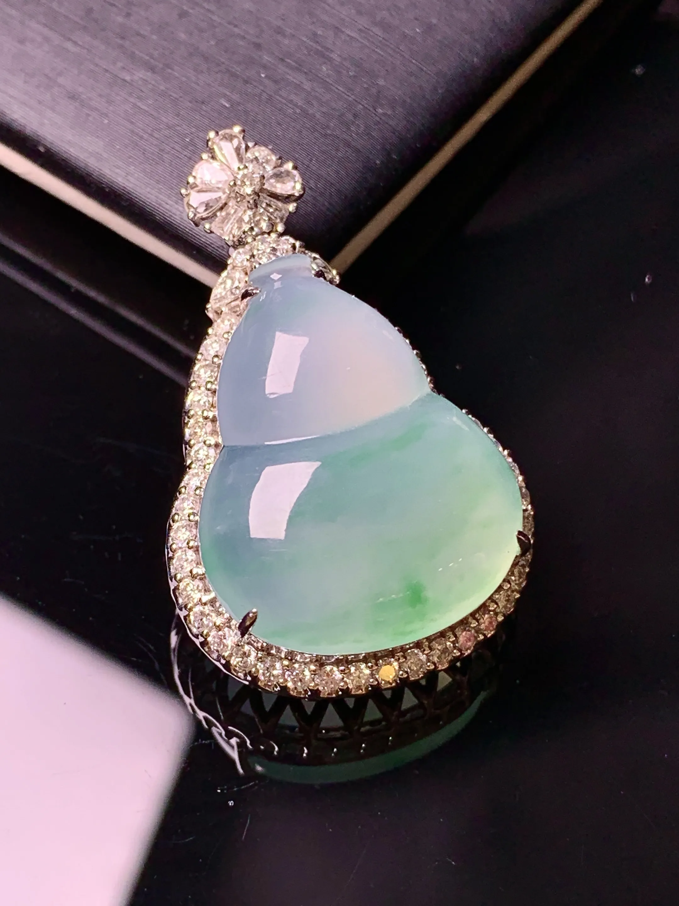 18k金钻镶嵌冰种葫芦吊坠 玉质细腻 色泽清新艳丽 整体尺寸33.6*21.3*11.6