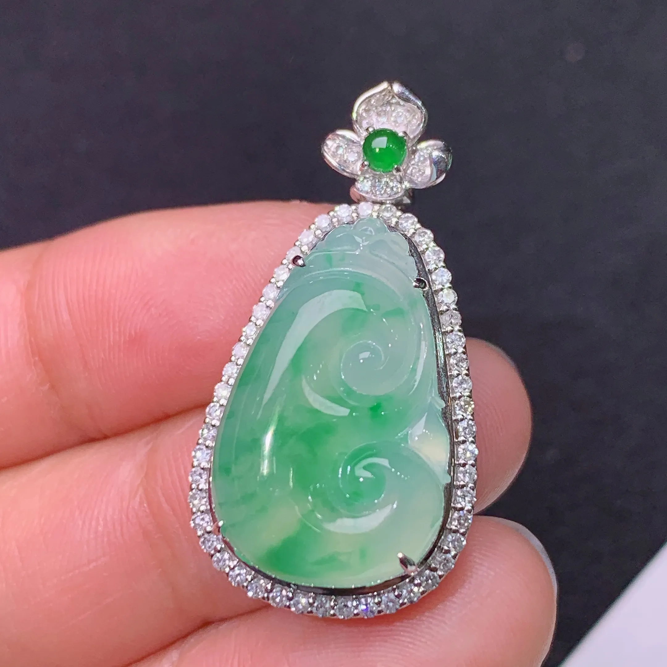 冰飘绿如意吊坠，18k金镶嵌，冰润色阳，玉质细腻，种水足，整体尺寸31.7*16.5*9.7