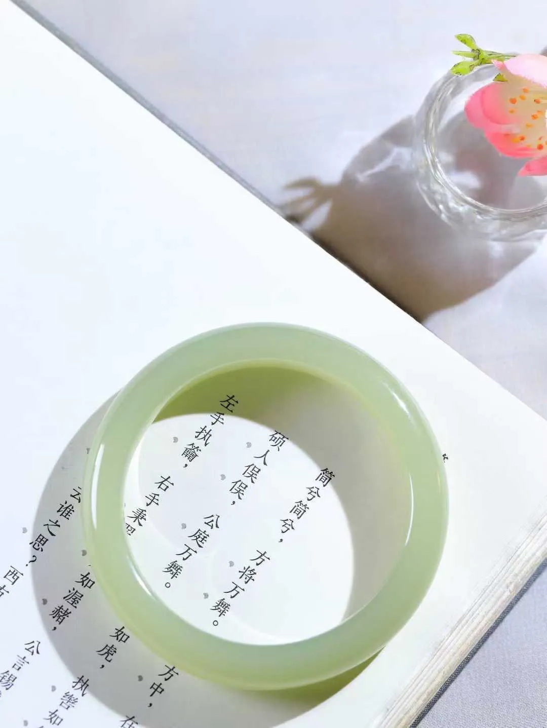 【玉佳人·手镯】

精品️和田玉晴水手镯 ，玉质细腻油润，做工细致精美，端庄素雅，亭亭玉立，芊芊素手。芊芊素手，怎能忘镯？秀美镯型，更显婀娜。内径55.5mm 尺寸8.8-11.7mm重50.5克691102380L