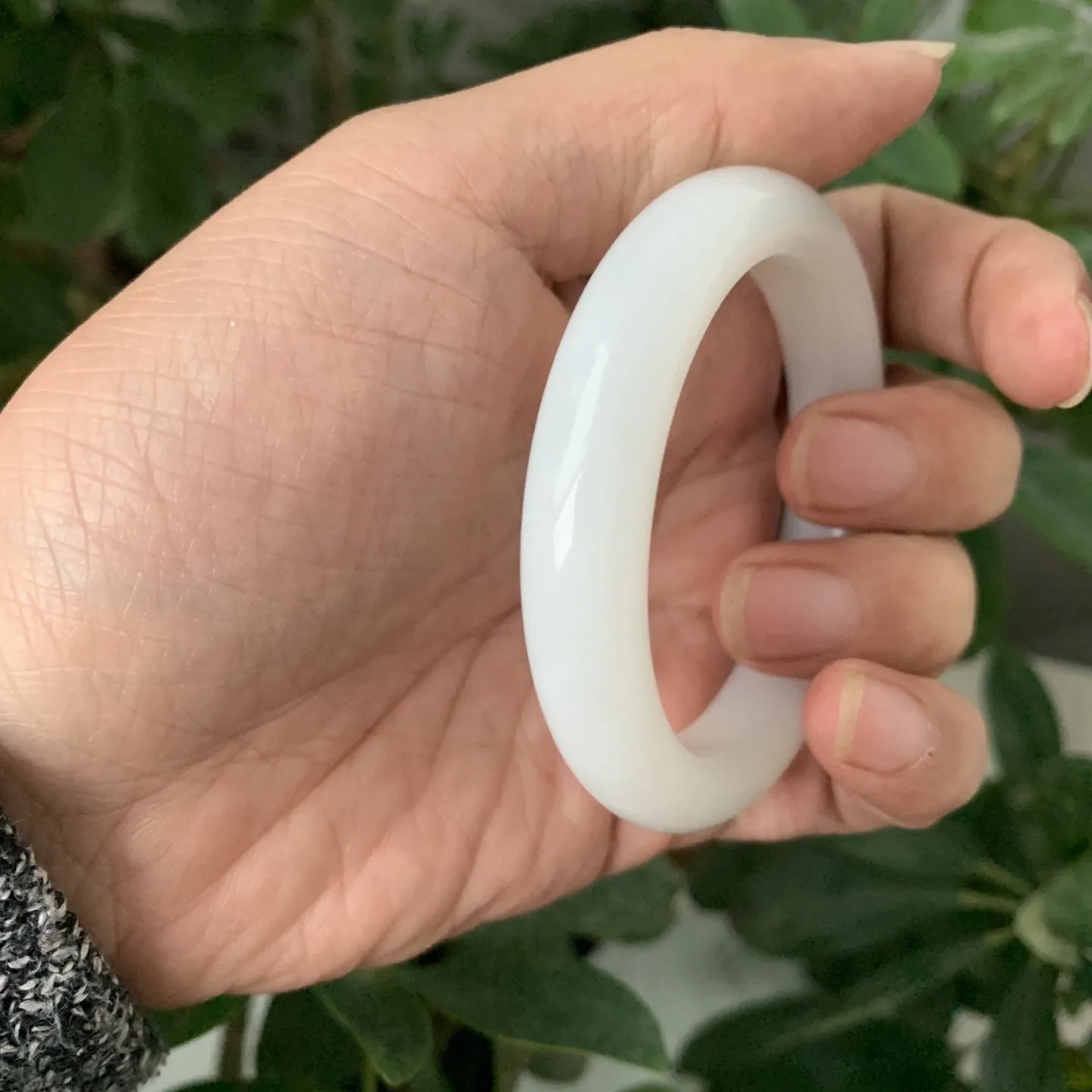 55圈口和田玉羊脂白手镯【挽间柔情】，和田玉55圈白玉手镯，镯型古朴典雅。在诗情画意的雨巷相遇，你是我腕间的一抹风情，有你眸有深情.清风荡漾湖间静水，我愿俯身低眉，在烟波涟