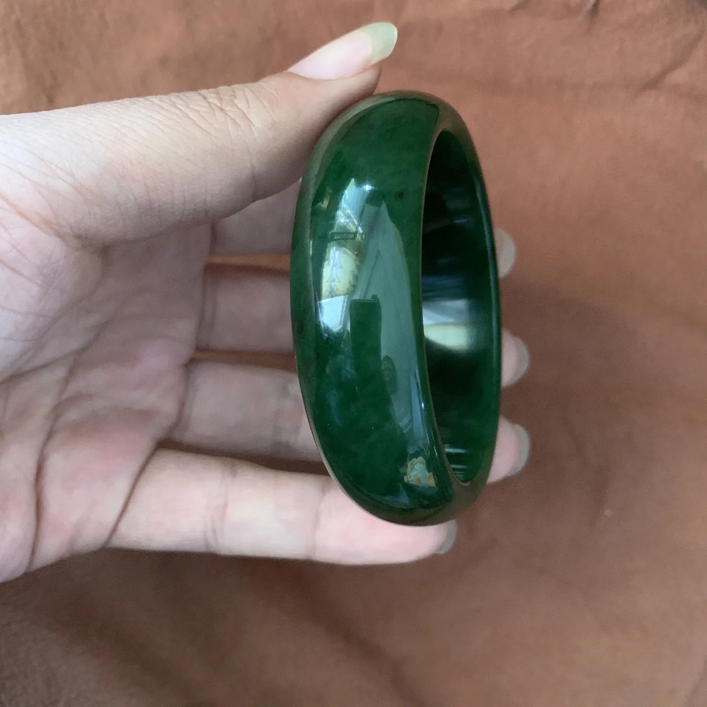 57圈口和田玉碧玉菠菜绿手镯【挽间柔情】，和田玉57圈口菠菜绿手镯，镯型古朴典雅。在诗情画意的雨巷相