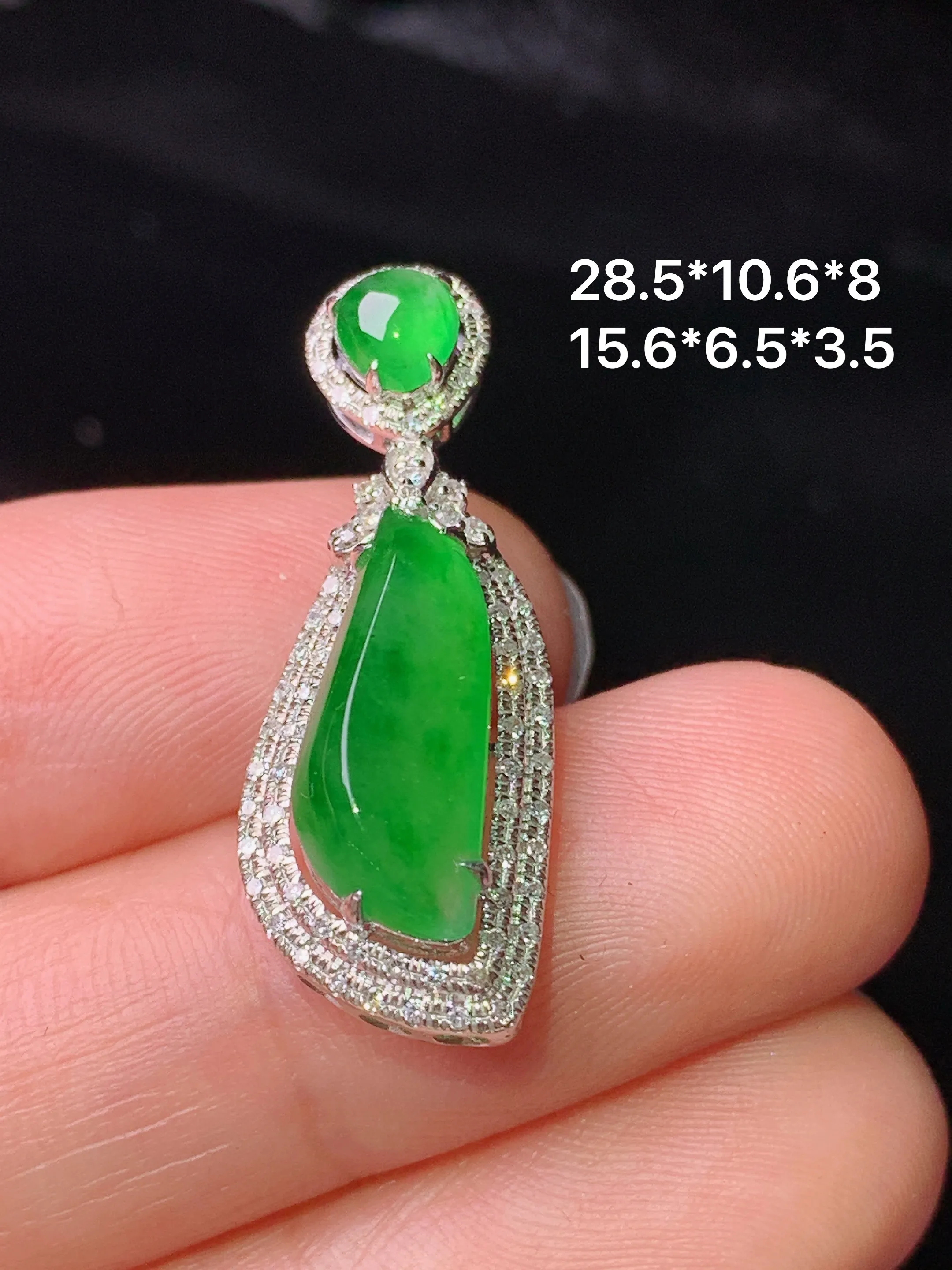 18k金钻镶嵌满绿随形吊坠 玉质细腻 色泽清新艳丽 整体尺寸28.5*10.6*8