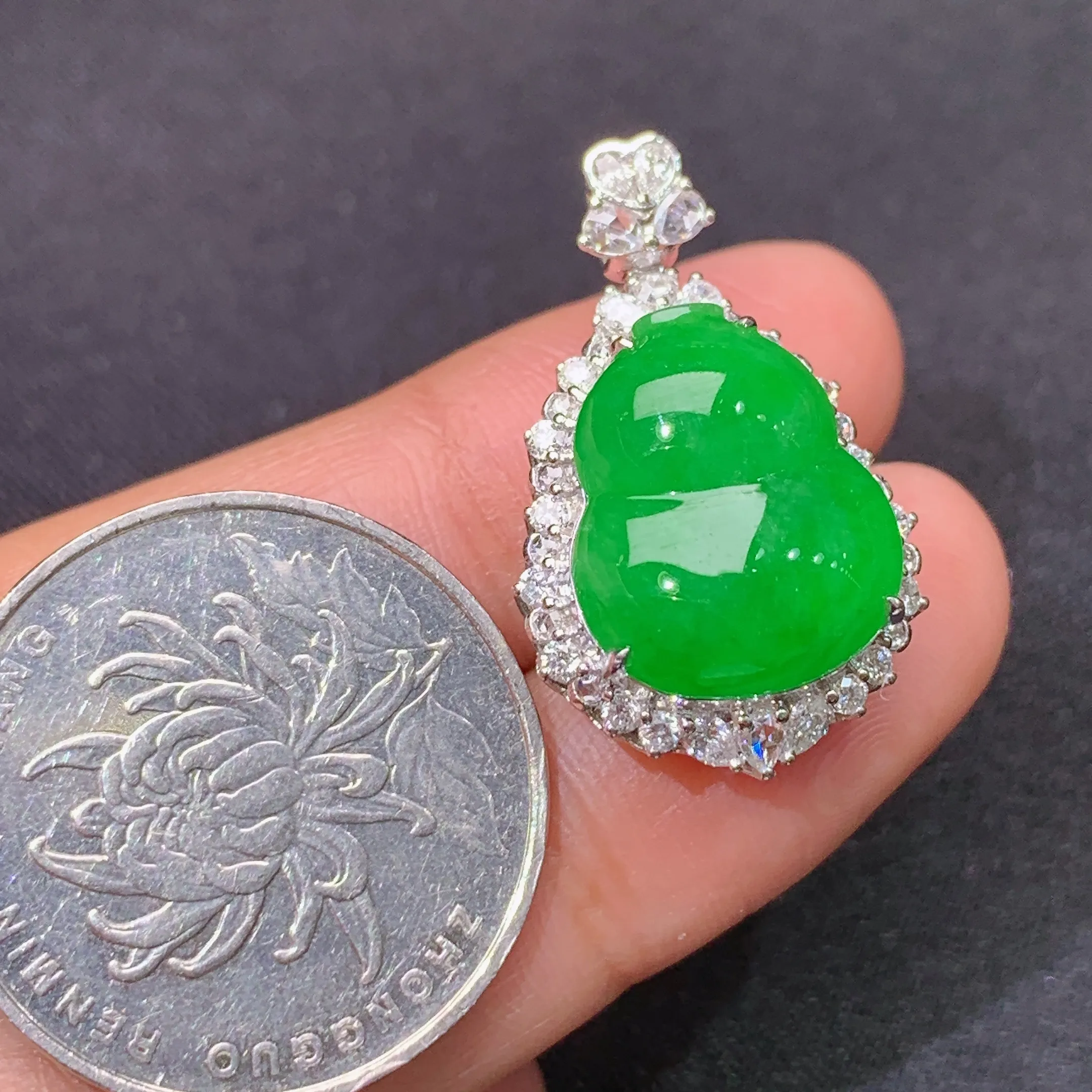 冰阳绿葫芦吊坠，18k金镶嵌，色泽鲜阳，冰润细腻，种水足，整体尺寸26.7*16.5*11.7