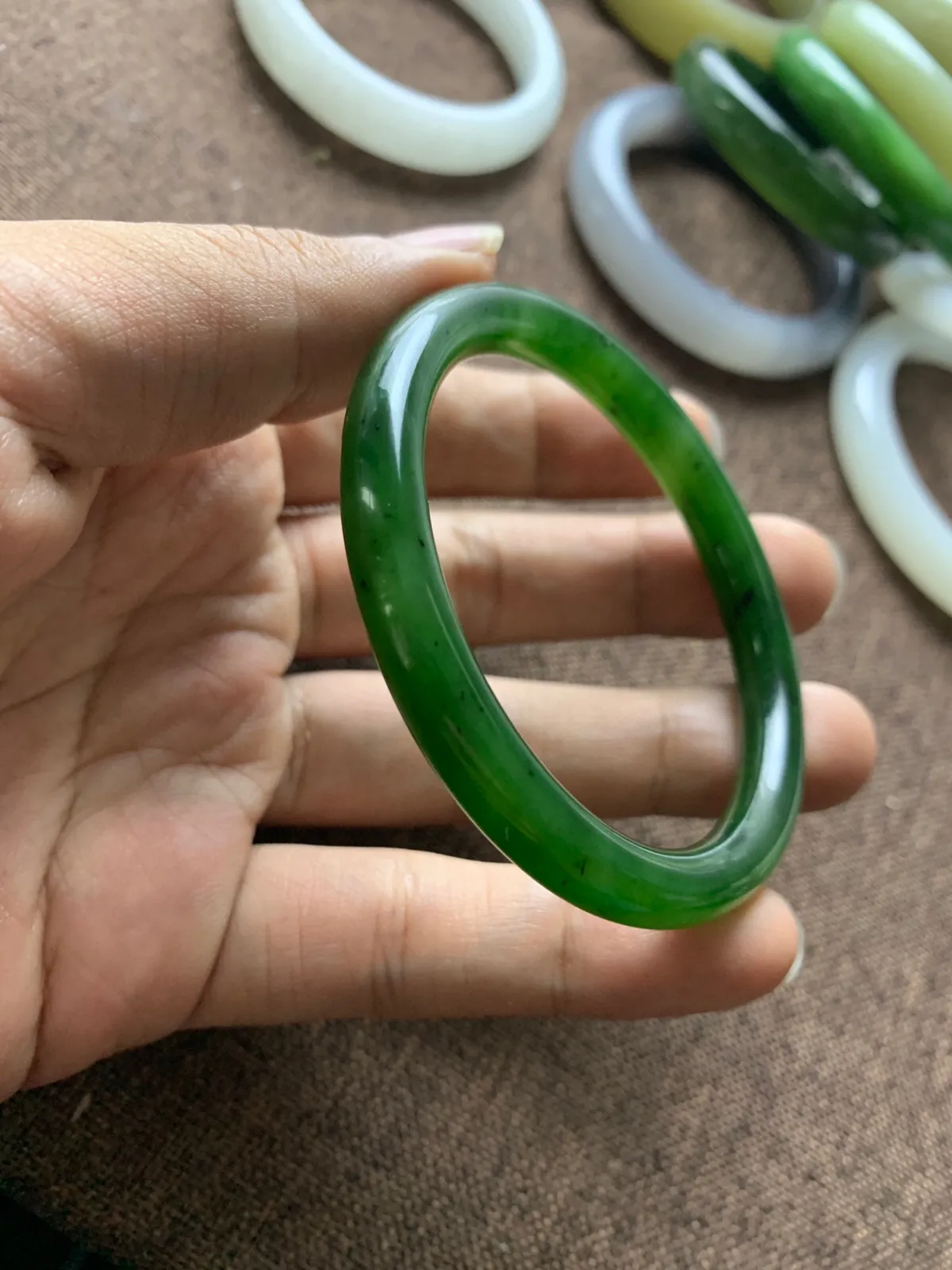 和田玉54.5圈口菠菜绿圆条手镯，品质牛