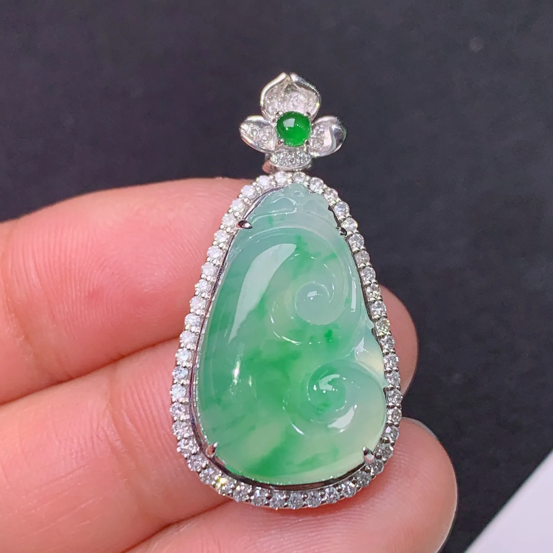 冰飘绿如意吊坠，18k金镶嵌，冰润色阳，玉质细腻，种水足，整体尺寸31.7*16.5*9.7