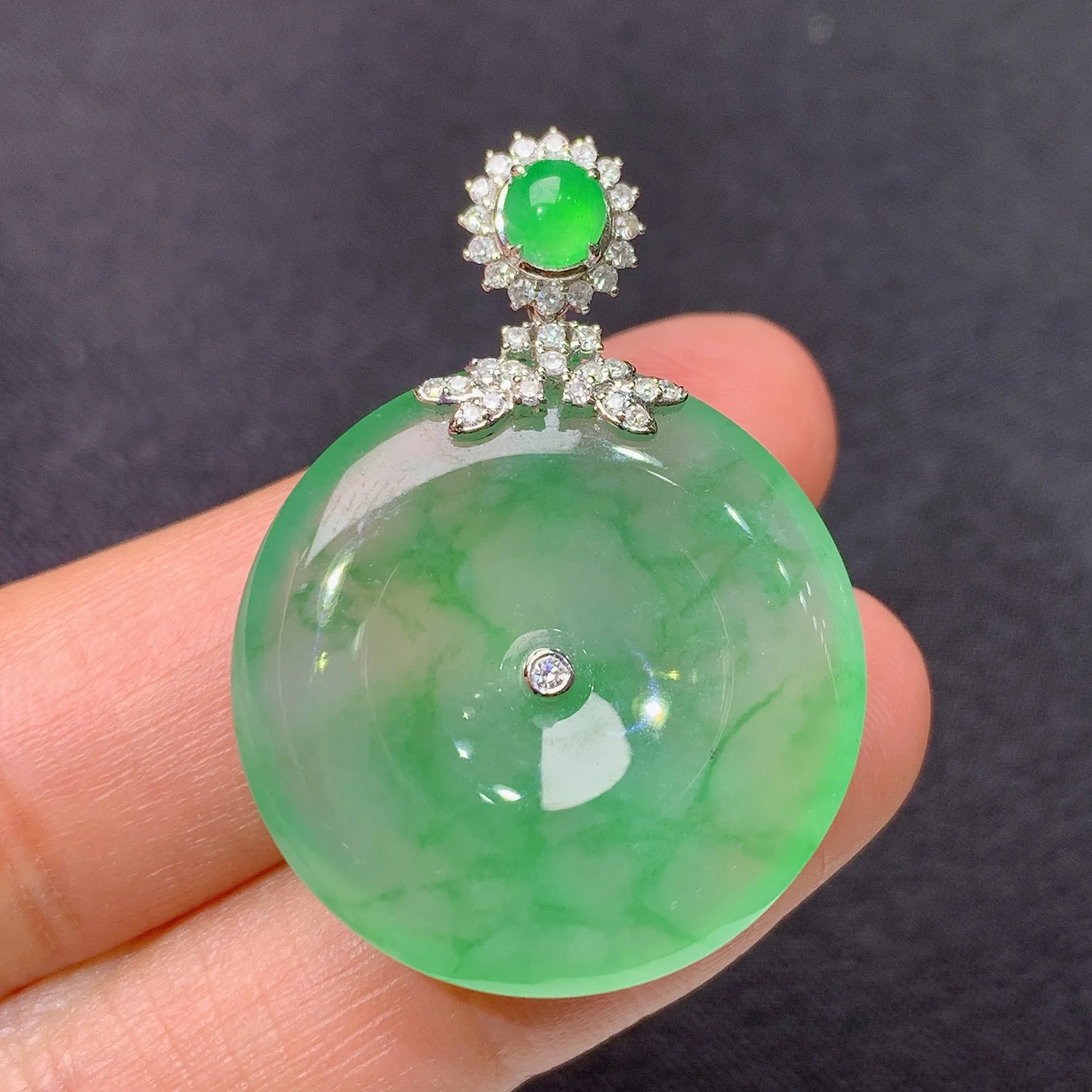 冰飘绿平安扣吊坠，18k金镶嵌，冰润色阳，玉质细腻，种水足，整体尺寸35.3*25.9*5.5