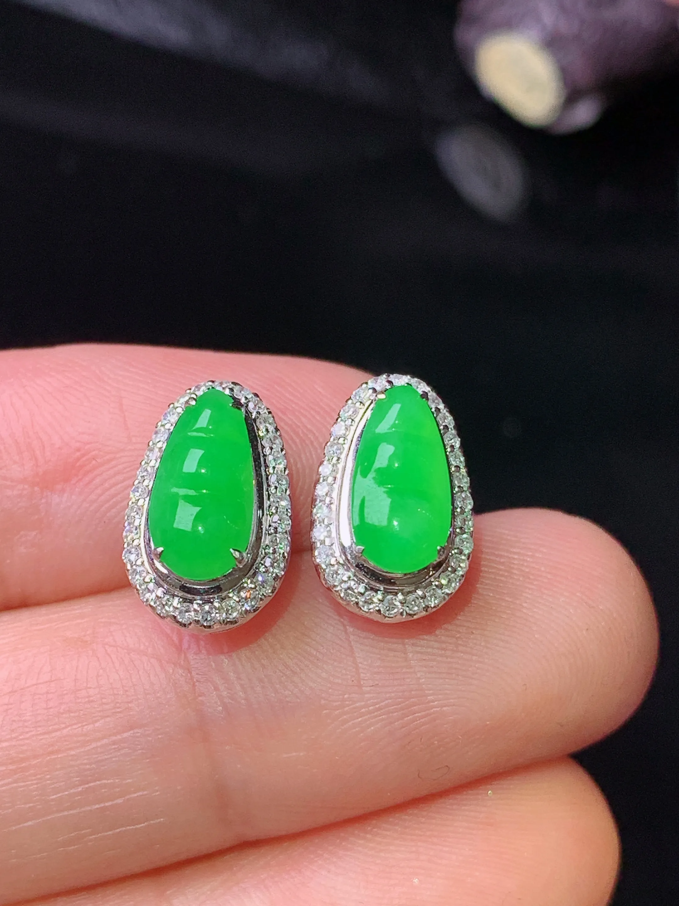 18k金钻镶嵌翠绿四季豆耳钉 玉质细腻 色泽清新艳丽 整体尺寸12.8*8*6